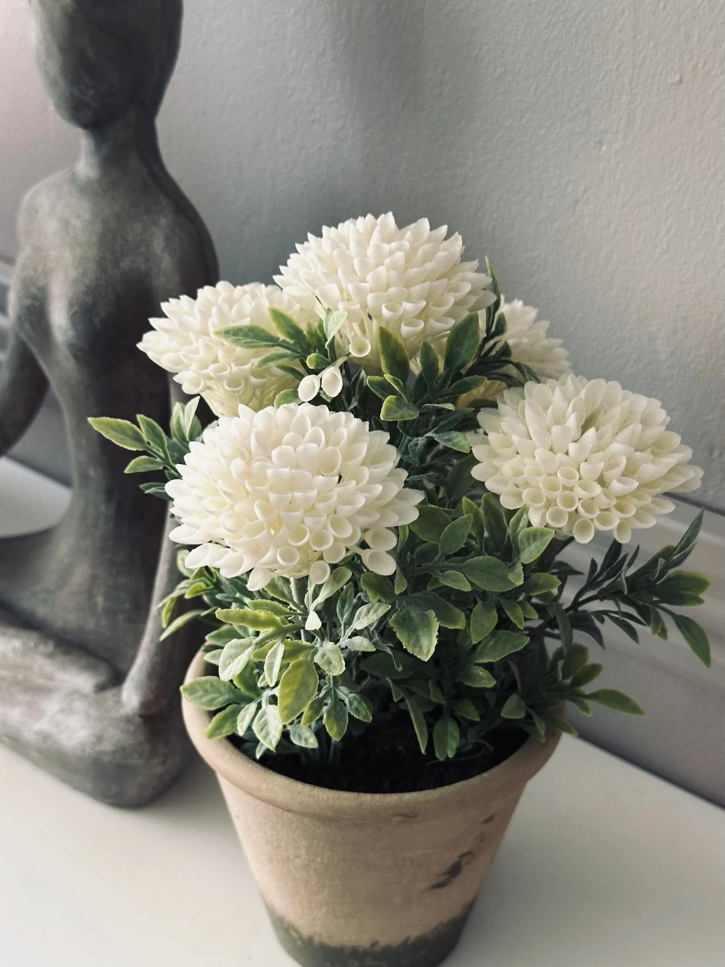 Blomst i rustikk potte - Hvit - Image 2