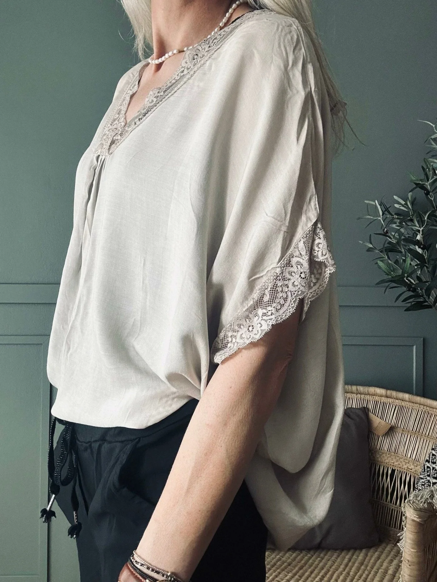 Bluse med blonder – Beige oversize - Image 4