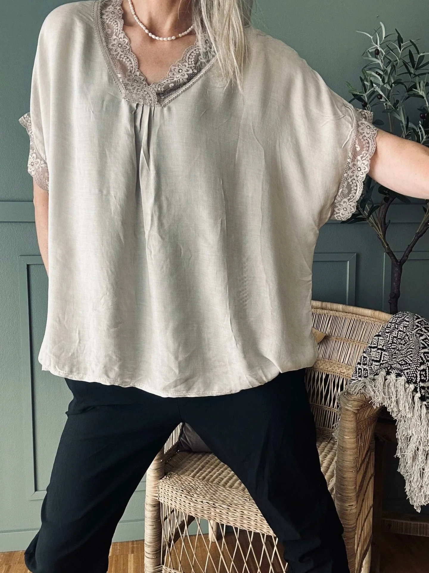 Bluse med blonder – Beige oversize - Image 5