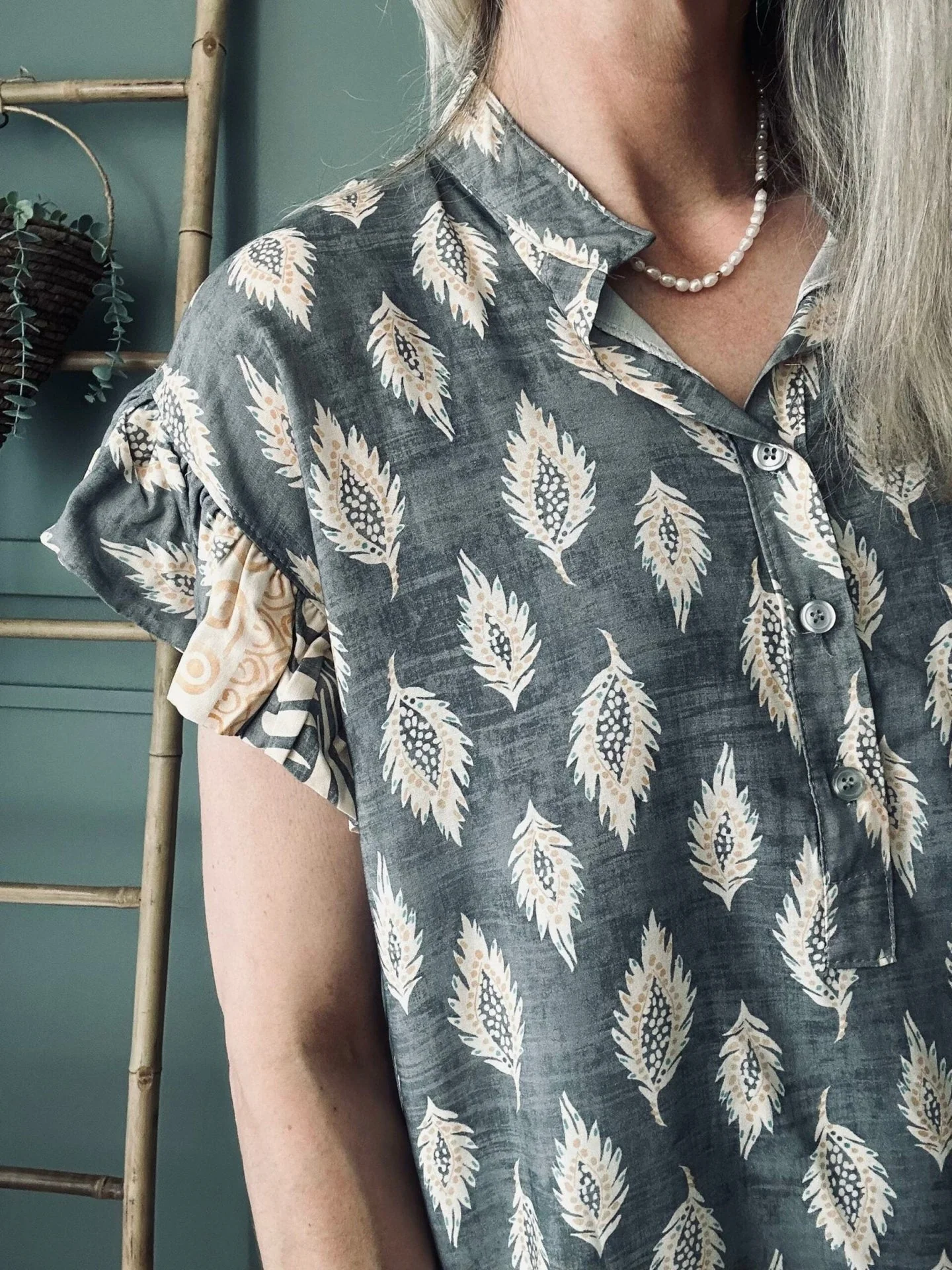 Bluse med volangkant – Grey Nadia - Image 3