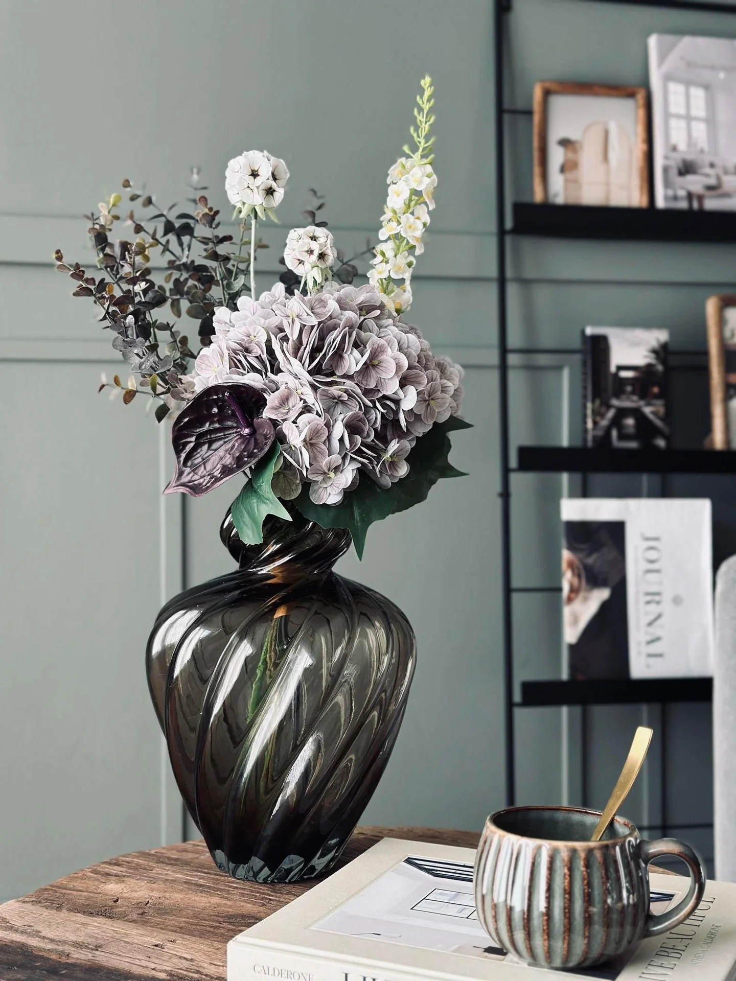 Bukett med hortensia og eukalyptus