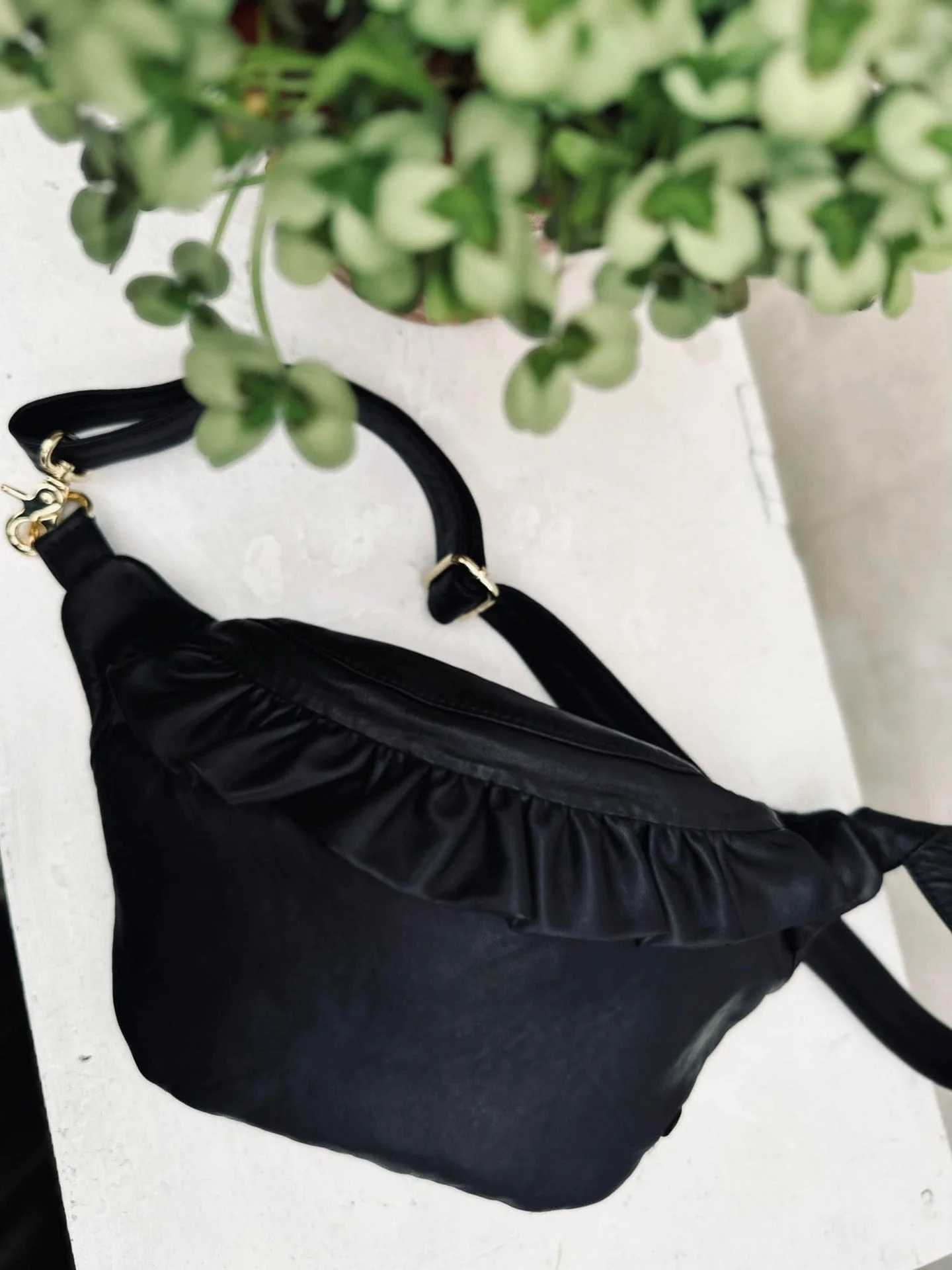 Bumbag med volanger i ultra myk skinnkvalitet - Image 6