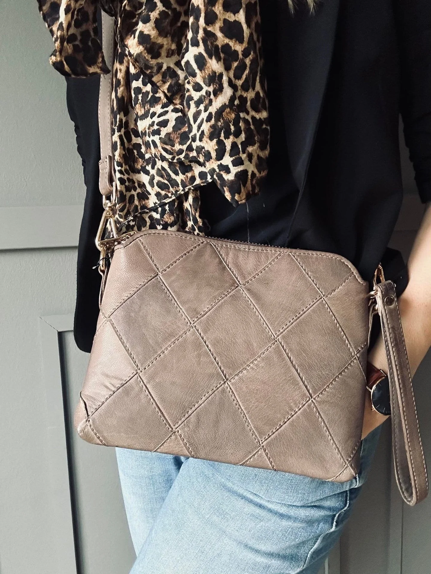 Crossbody clutch ALICE Taupe - Skulderrem medfølger - Image 2