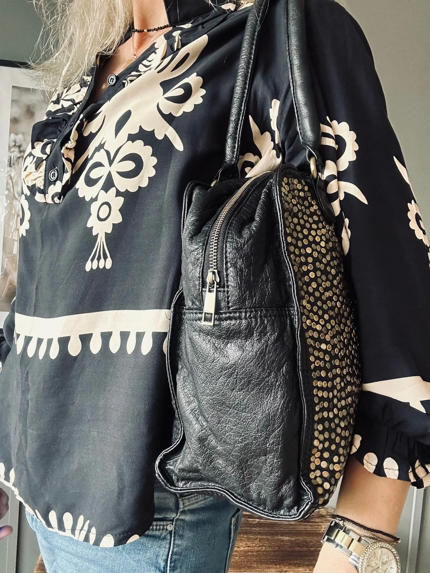 Crossbody med nitter - Kalveskinn - Image 9