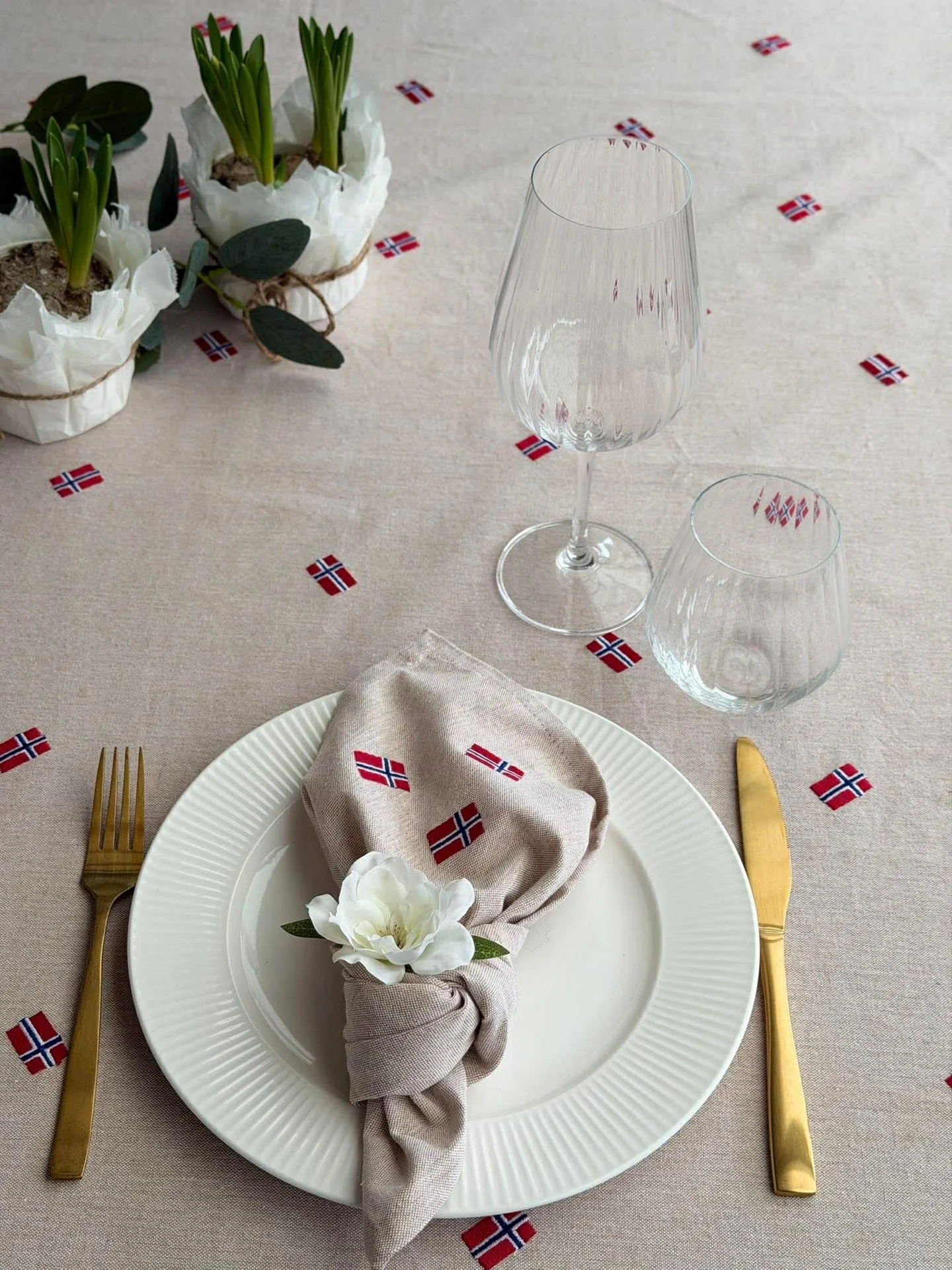 Duk med brodert norsk flagg - Flere størrelser - Image 8
