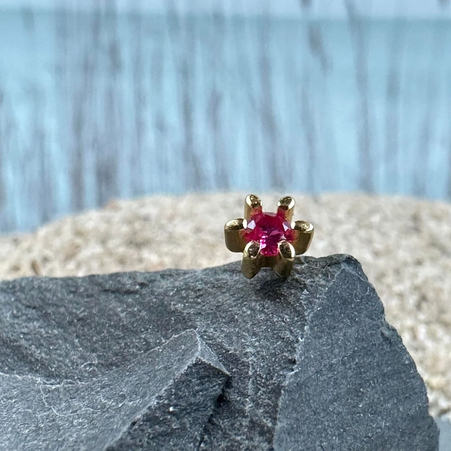Ørestikk Single GIA Magenta 18K forgylt – 1 stk - Image 2