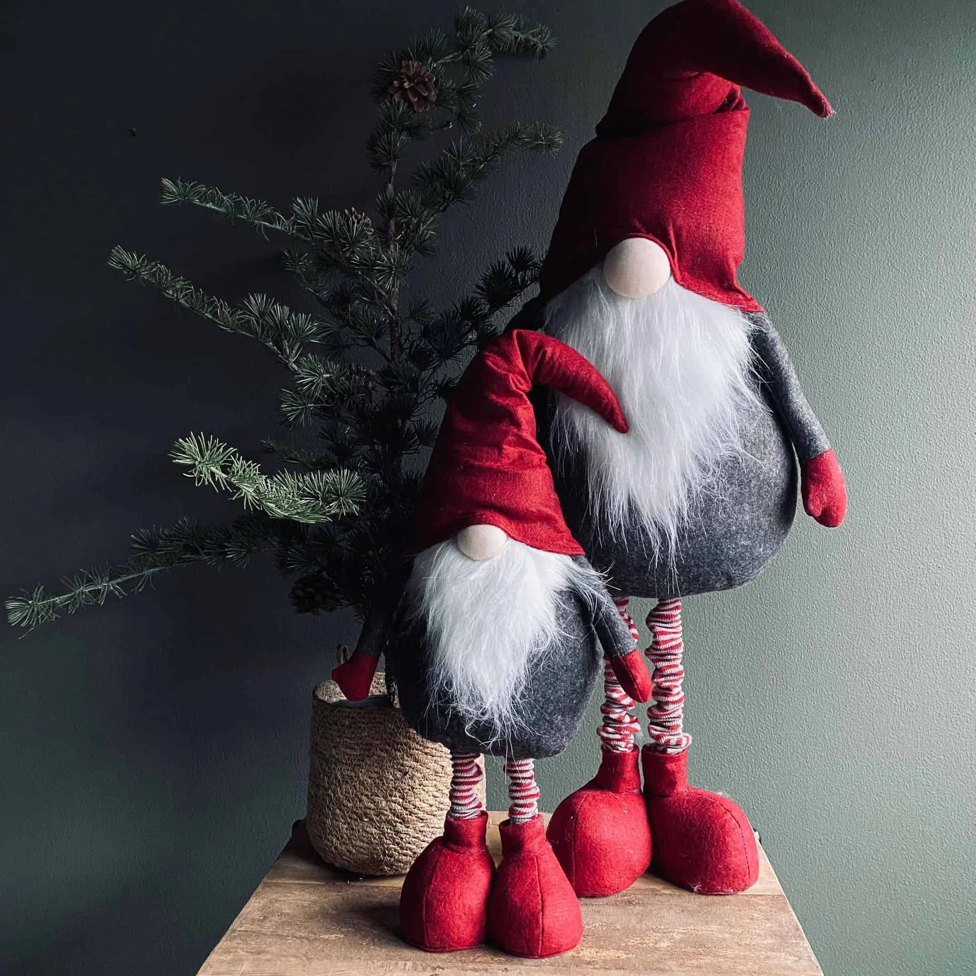 Filt nisse med teleskop ben – Rød og Grå – Stor - Image 2