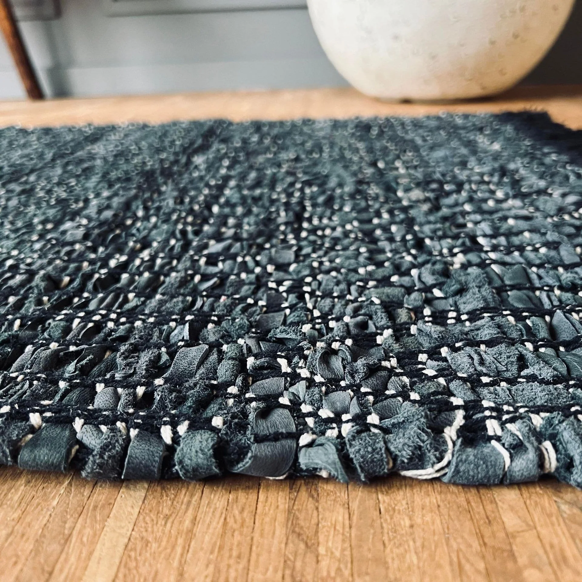 Gulvteppe i flettet skinn - 70x140cm - Image 3