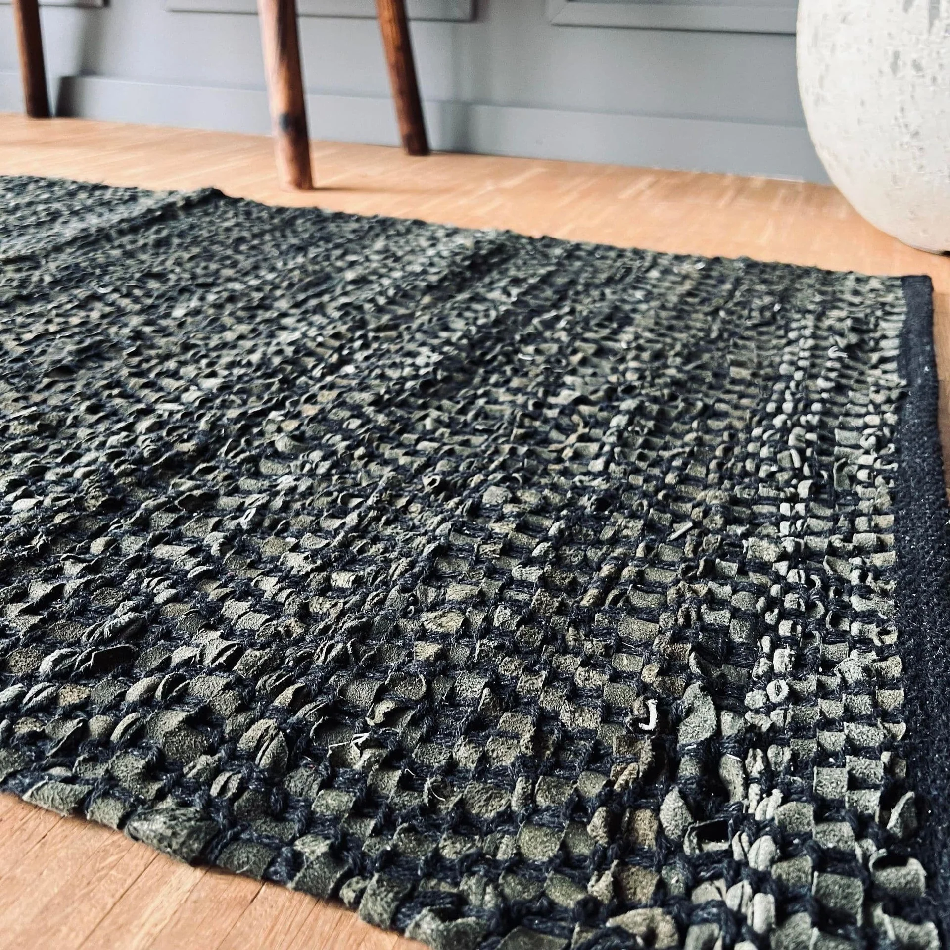 Gulvteppe i flettet skinn - 70x140cm Dark green - Image 3