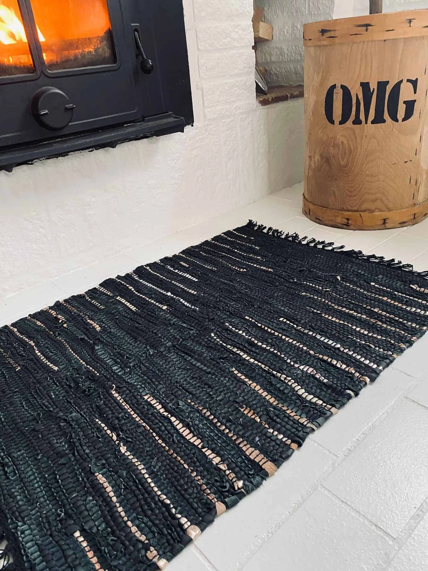 Gulvteppe i flettet skinn – Svart med effektstripe 70x140