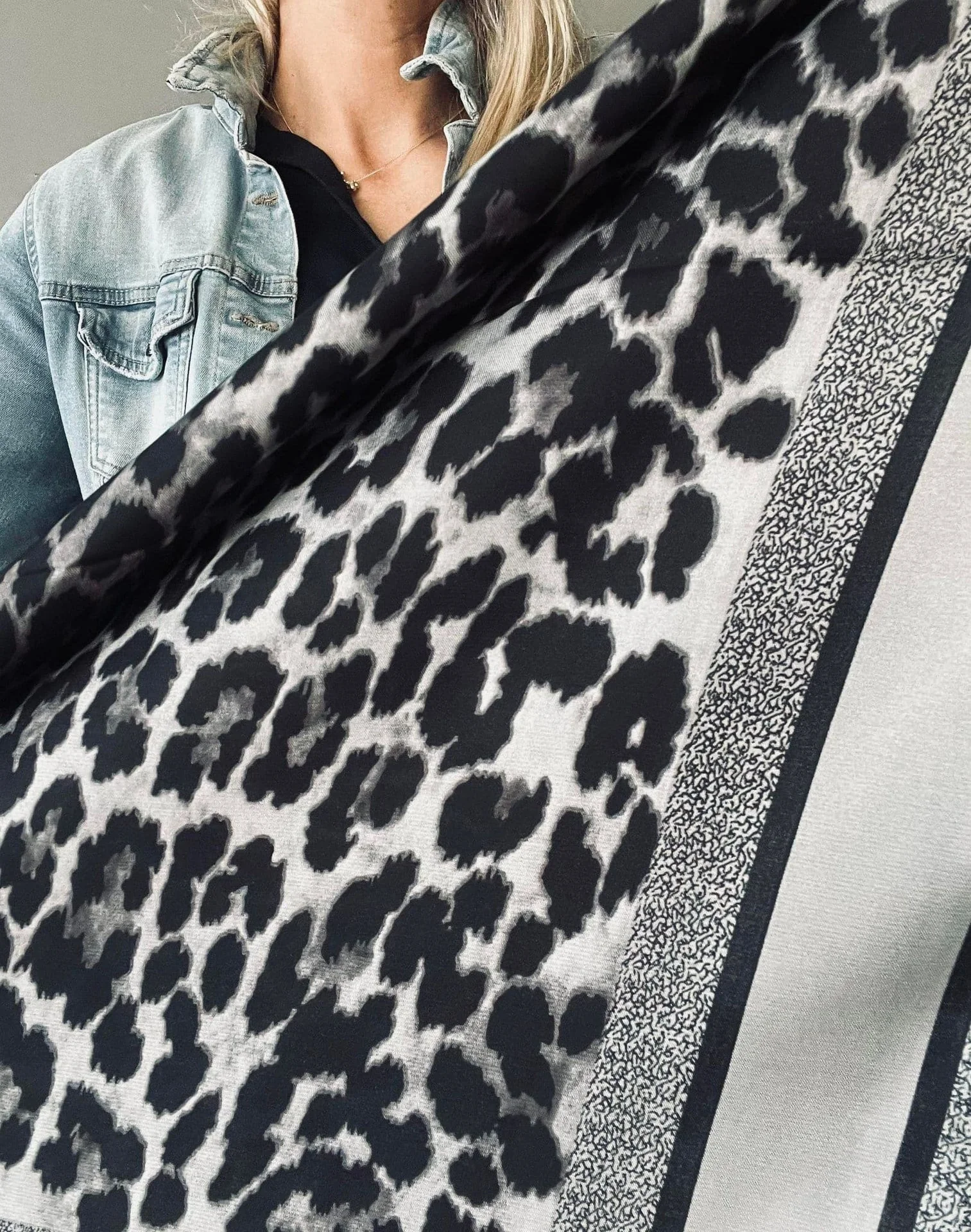 Skjerf Grey Leo Silk - 70x70
