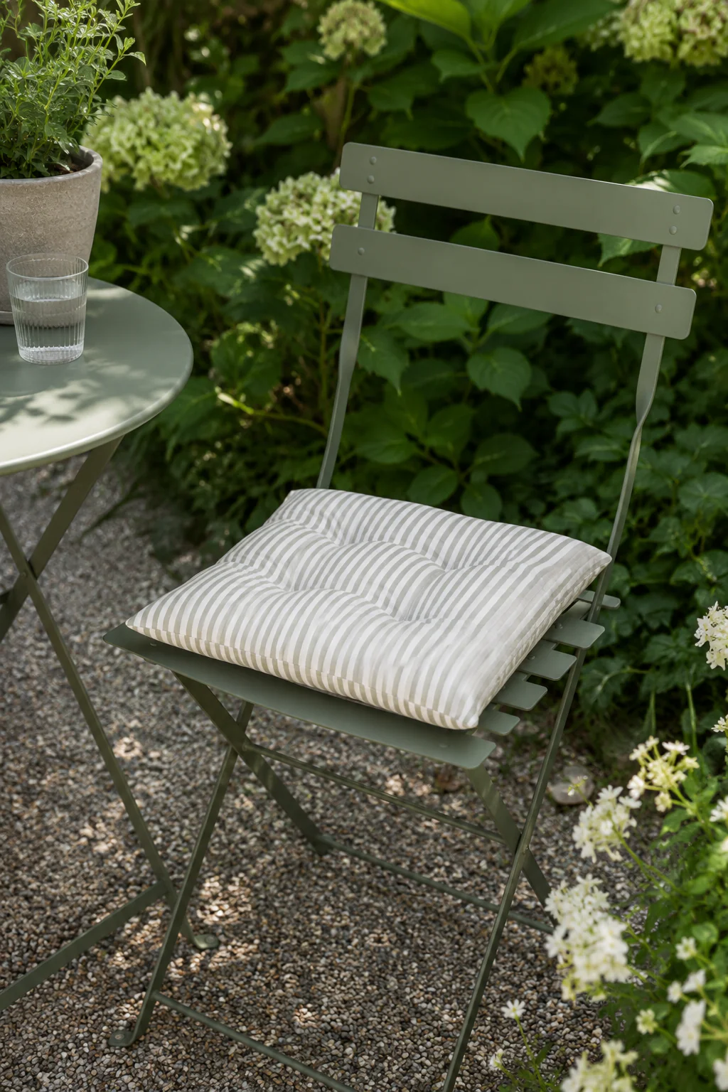 Futon hagepute – Stripete salviegrønn 40×40