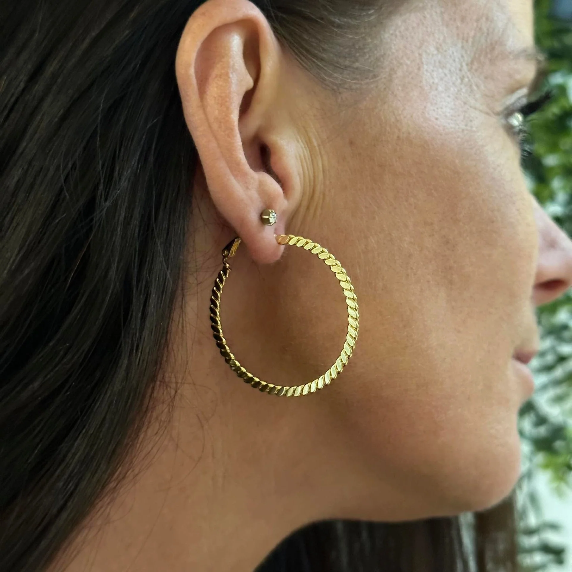 Øreringer Hallie twist hoop - forgylt - Image 5
