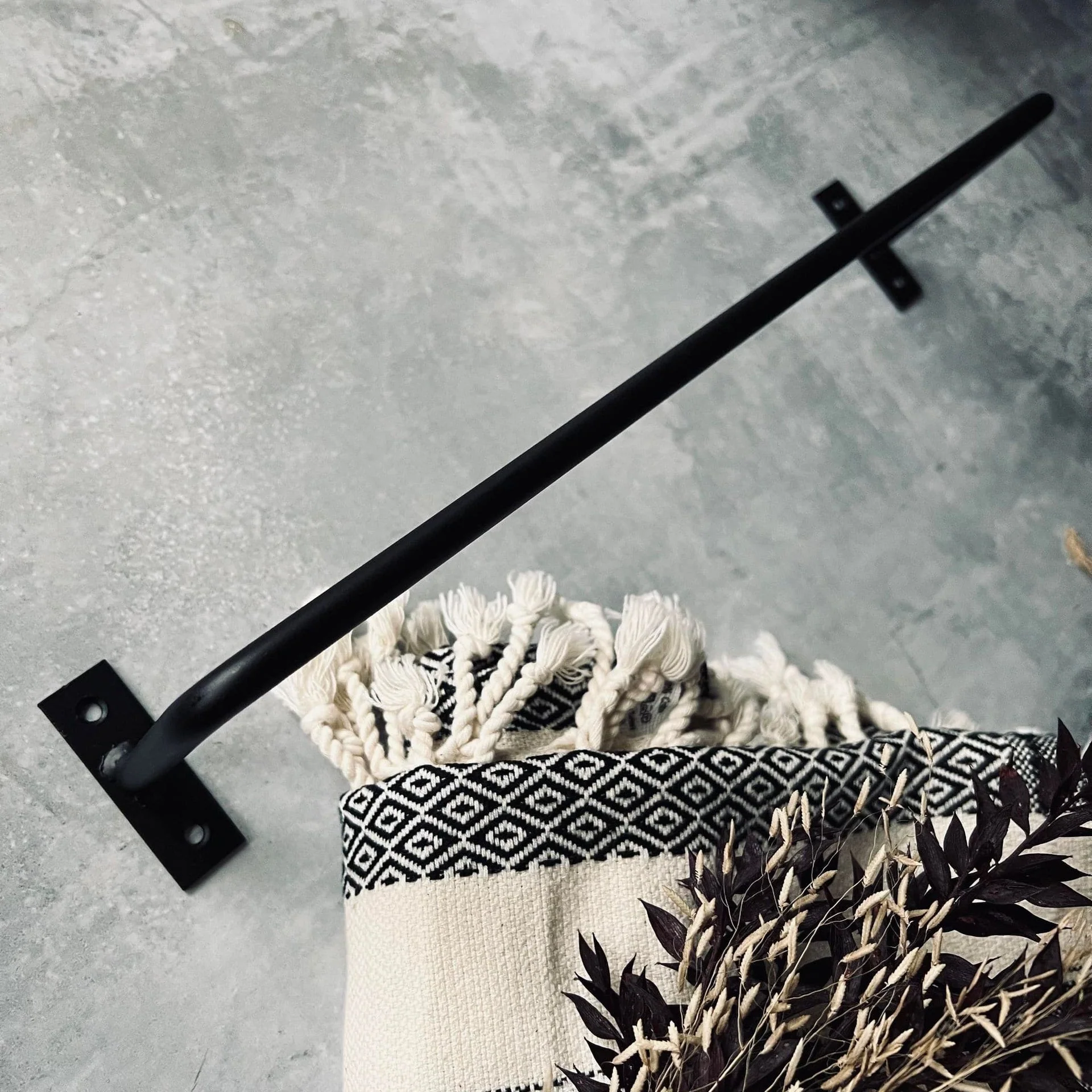 Håndkleholder i svart jern - 60x10 cm - Image 4