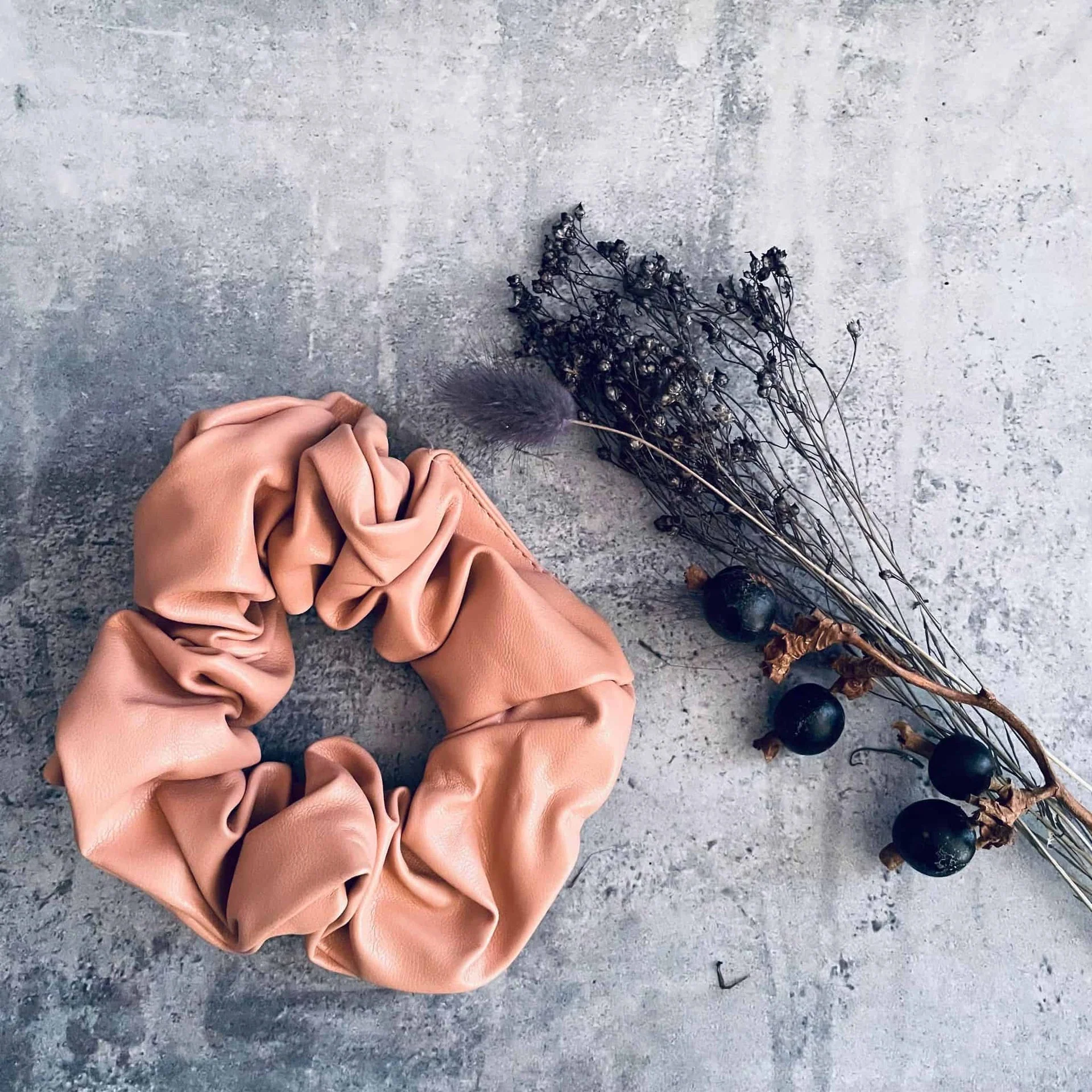 Hårelastikk – Scrunchie Rose lær - Image 2