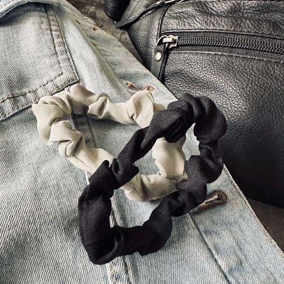Hårstrikker Scrunchie Svart / Grå - 2 stk