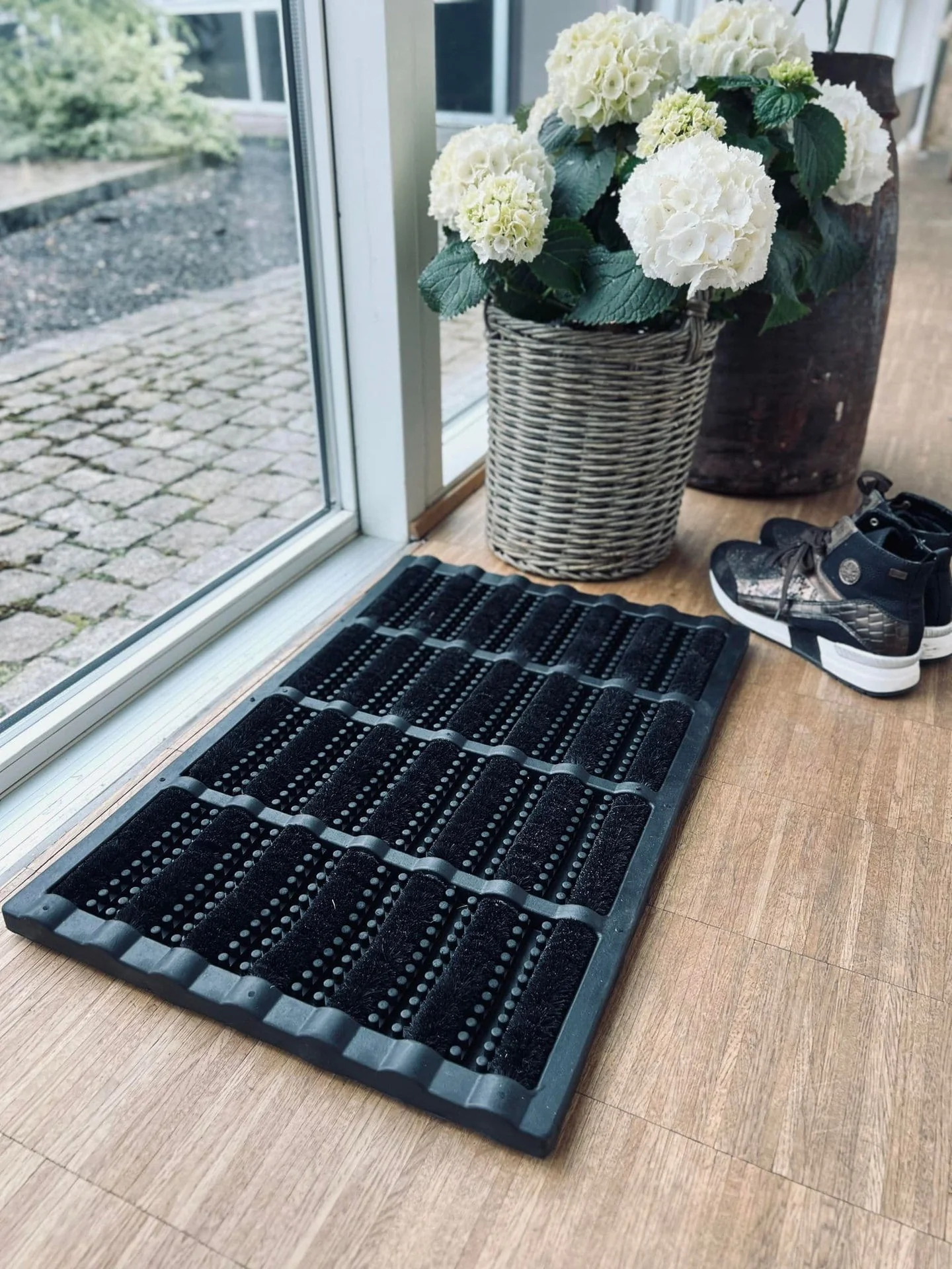 Dørmatte - GUMMI MED BØRSTE I SVART - 40x60 cm