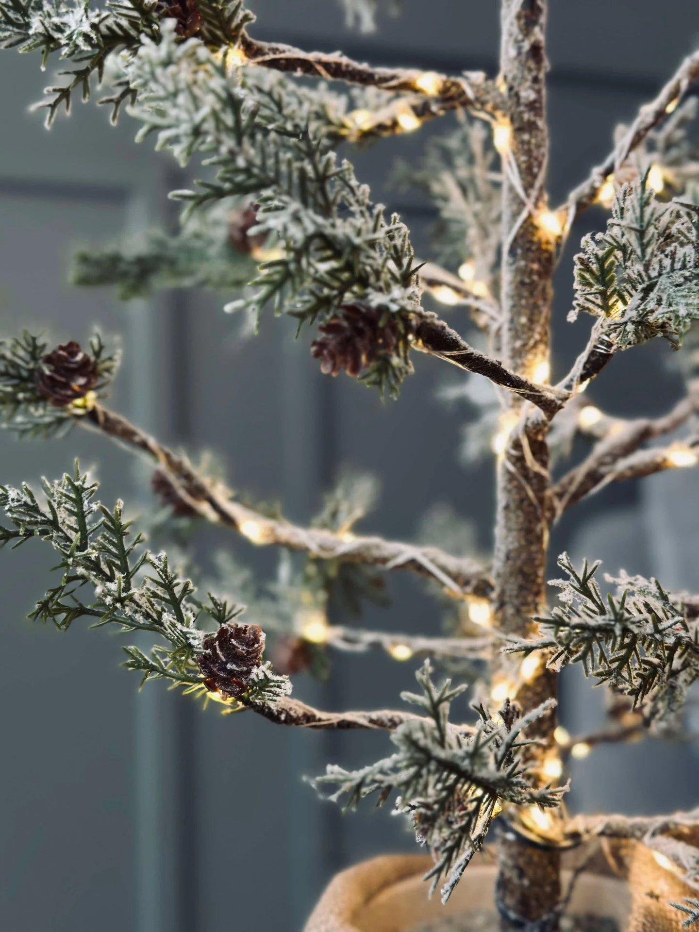 Juletre med kongler og lyskjede - 70 cm - Image 2