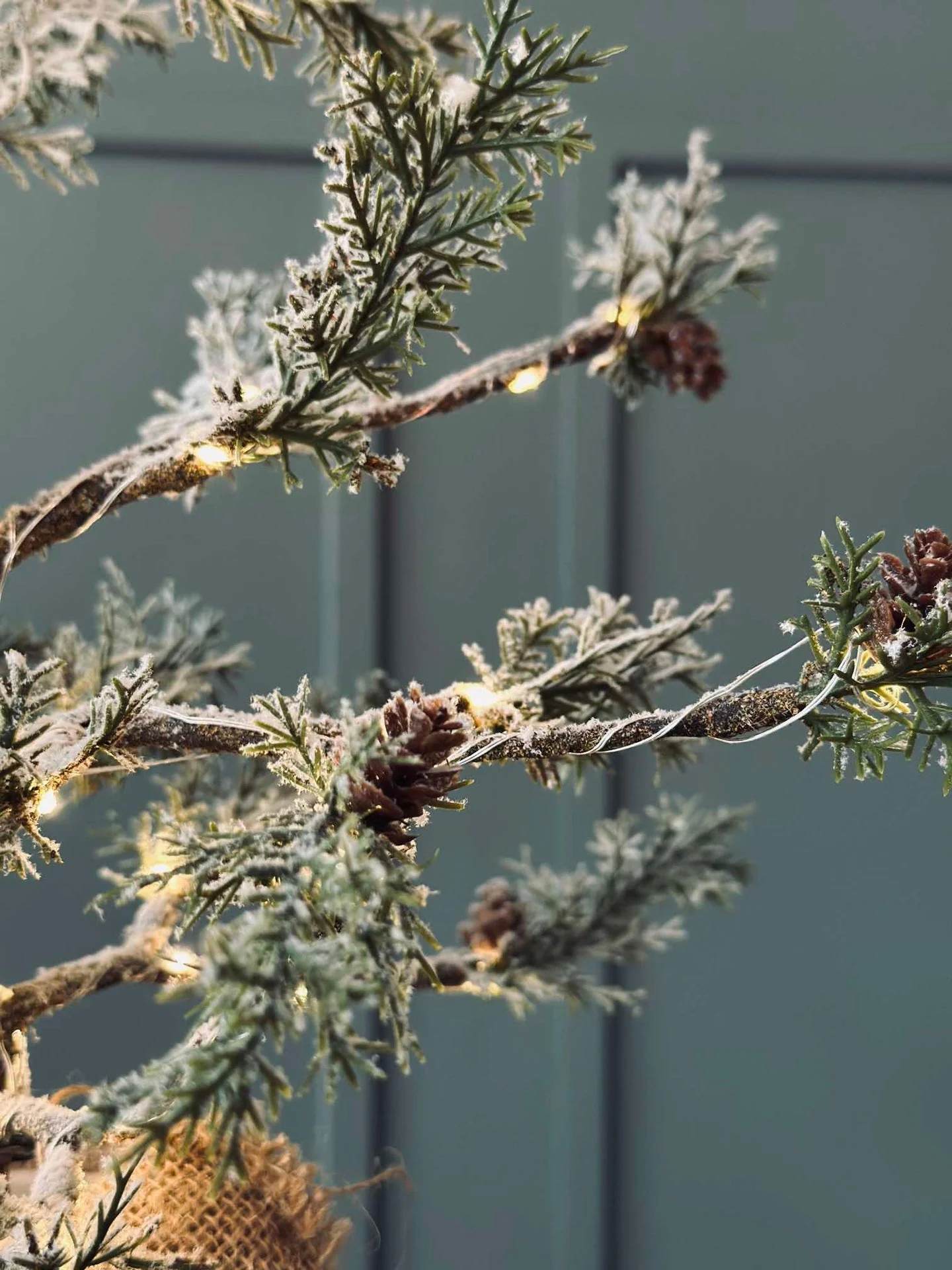 Juletre med kongler og lyskjede - 70 cm - Image 3