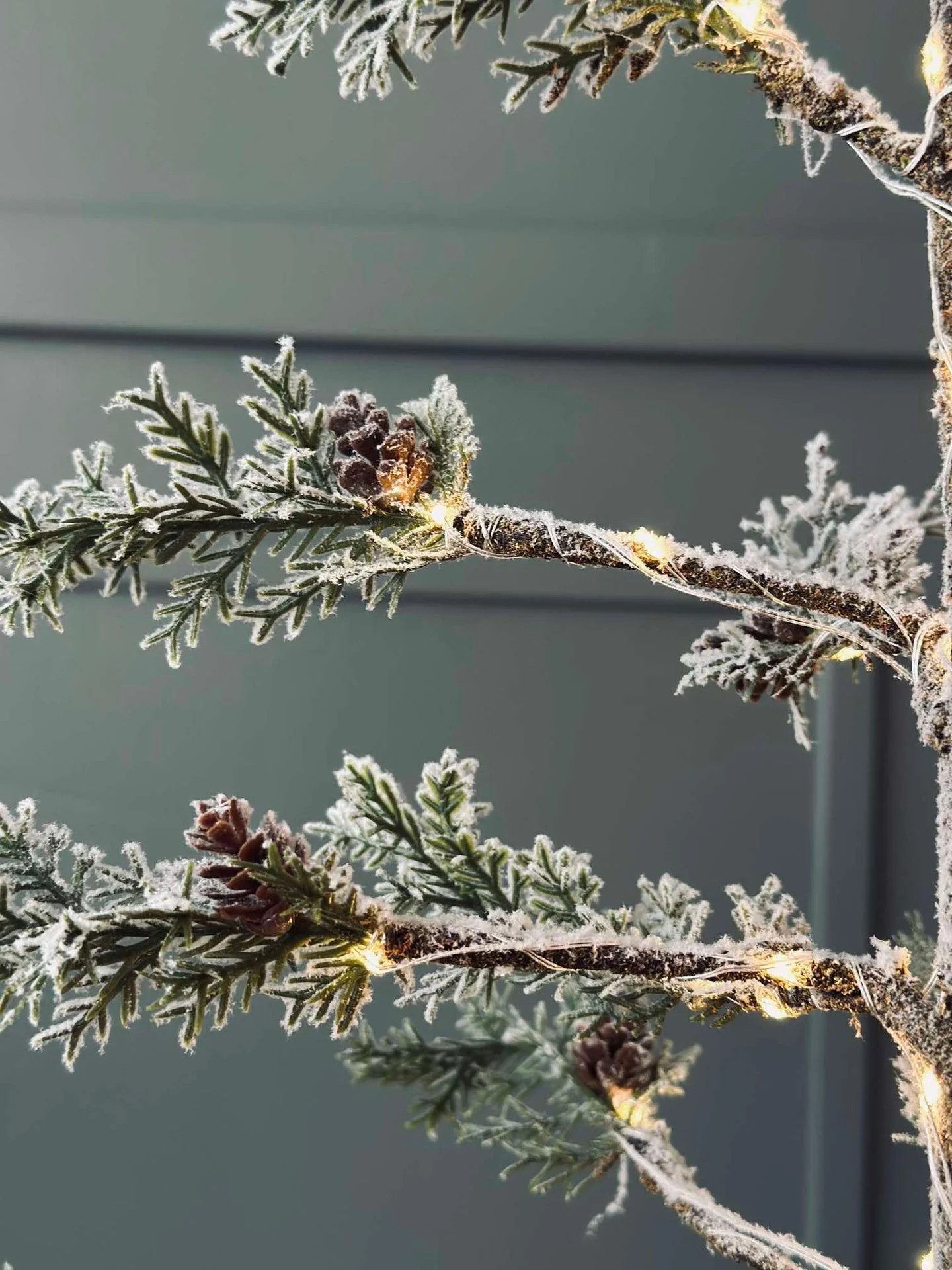 Juletre med kongler og lyskjede - 70 cm - Image 5