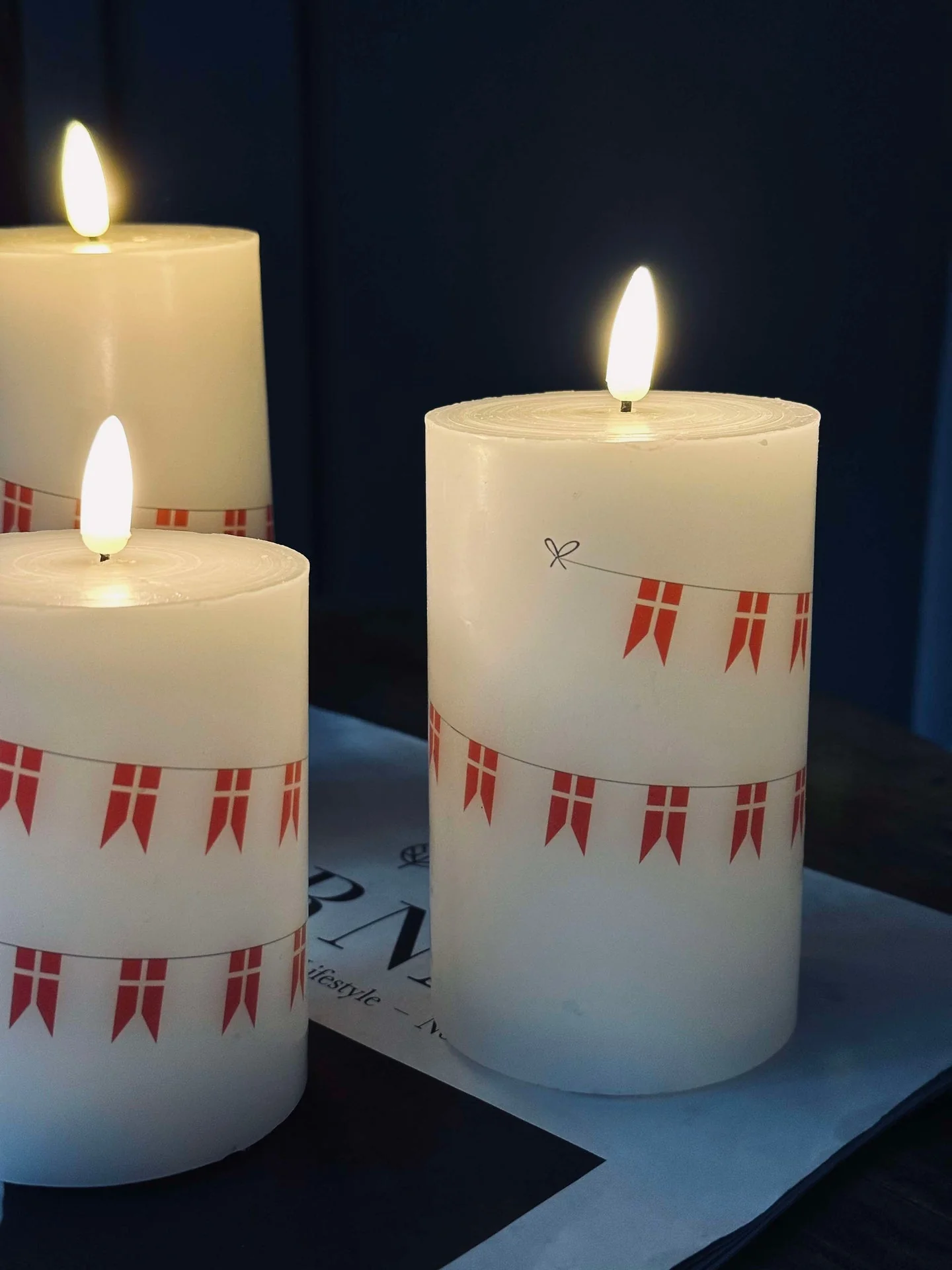 LED blokklys med flagg – Sett med 3 stk og fjernkontroll - Image 6