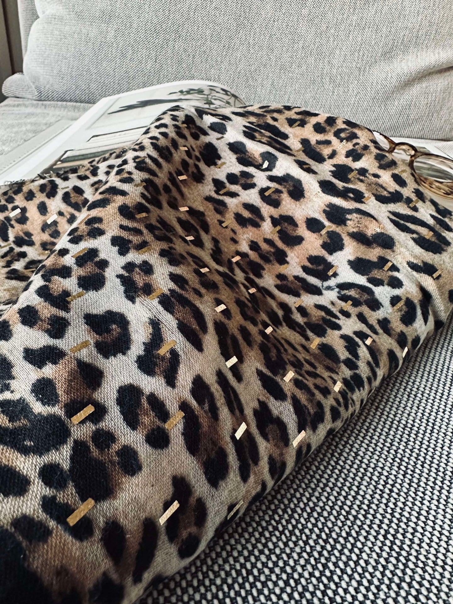 Skjerf Leopard med gulldetalje - Beige - Image 6