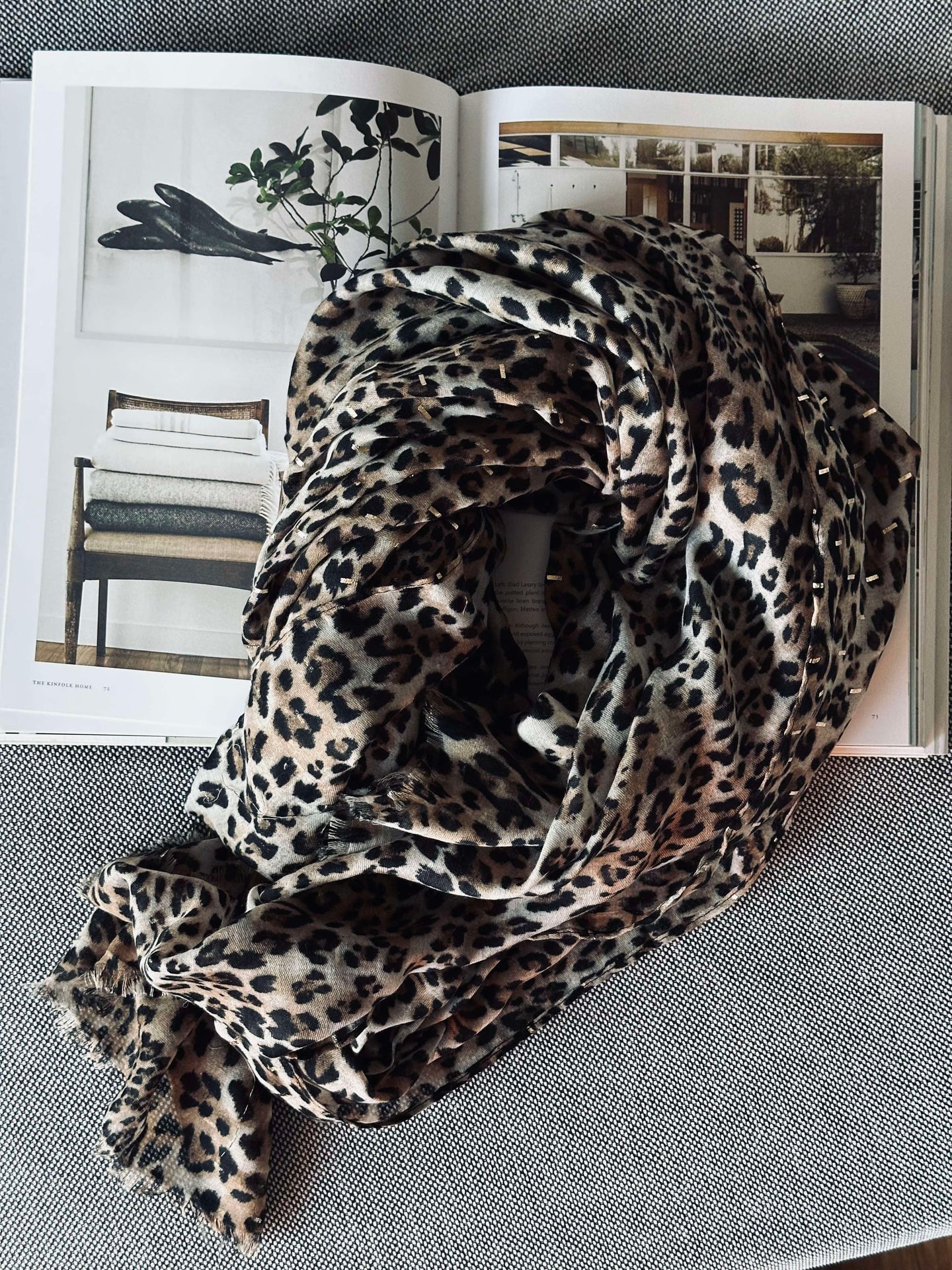 Skjerf Leopard med gulldetalje - Beige - Image 7