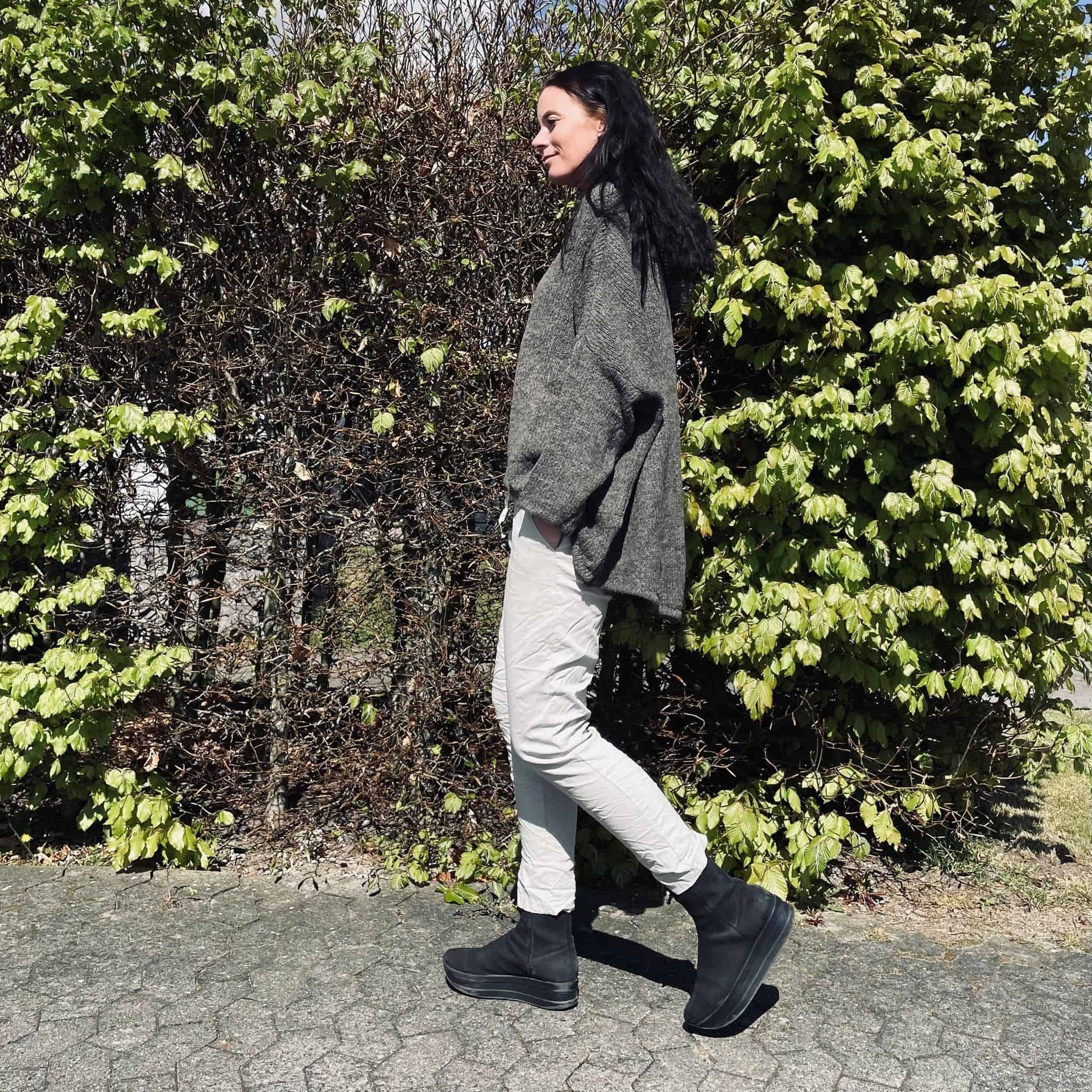 Strikk Luvo med hette – Kaffe - Image 3
