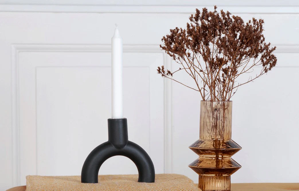 Lysestake i lekkert design - Svart keramikk