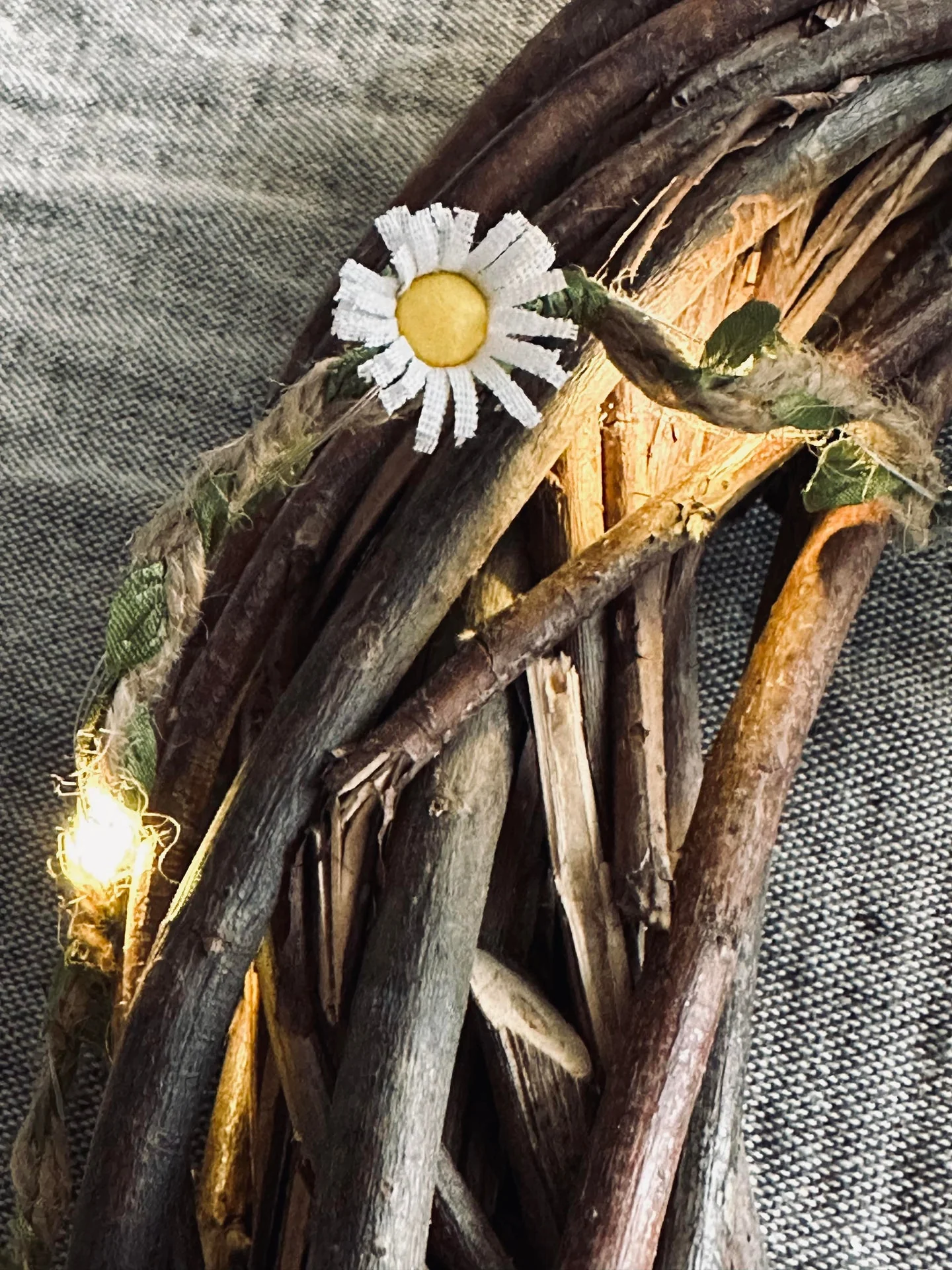 Lyslenke med blader og blomster - Image 4