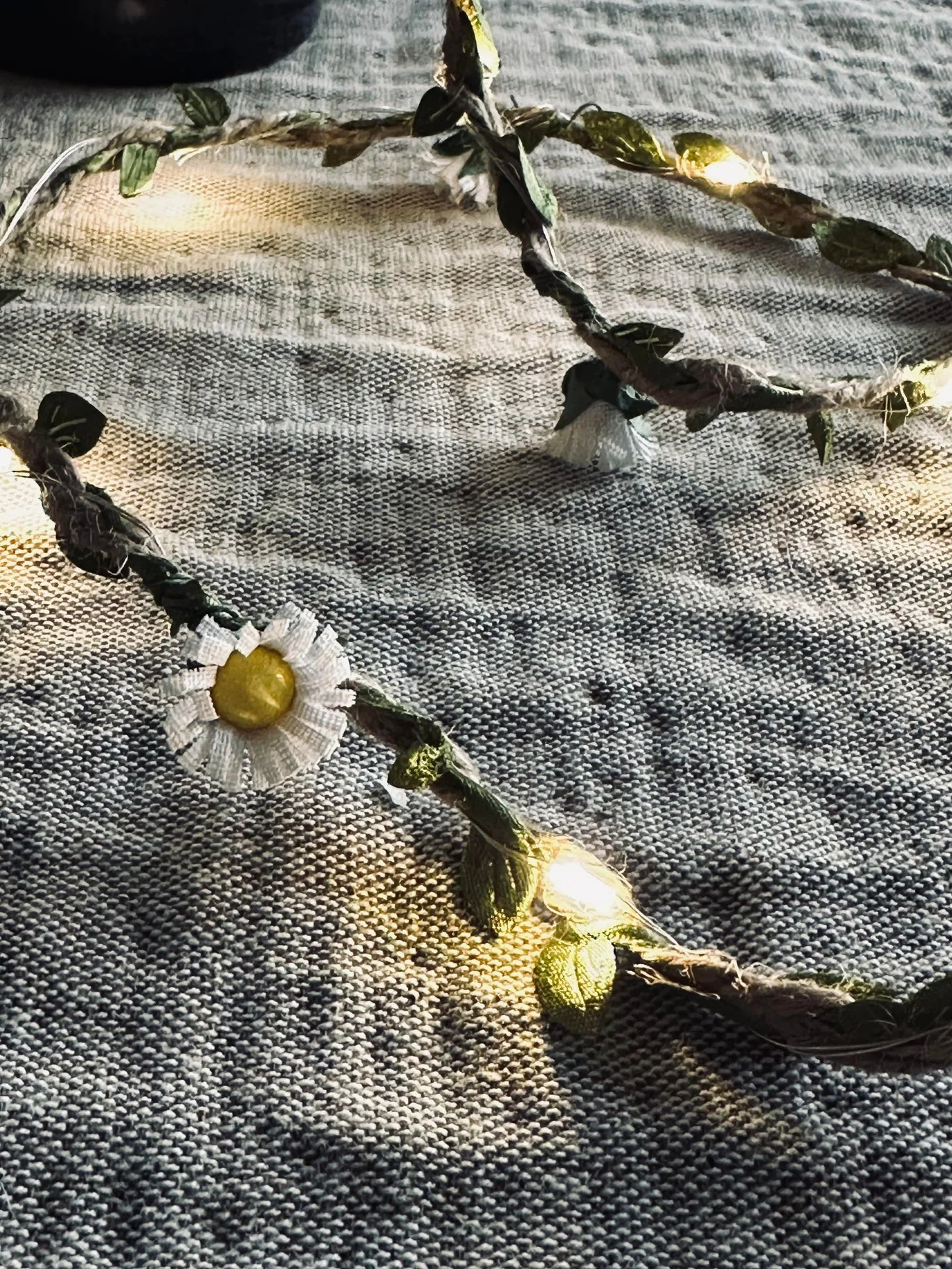 Lyslenke med blader og blomster - Image 9