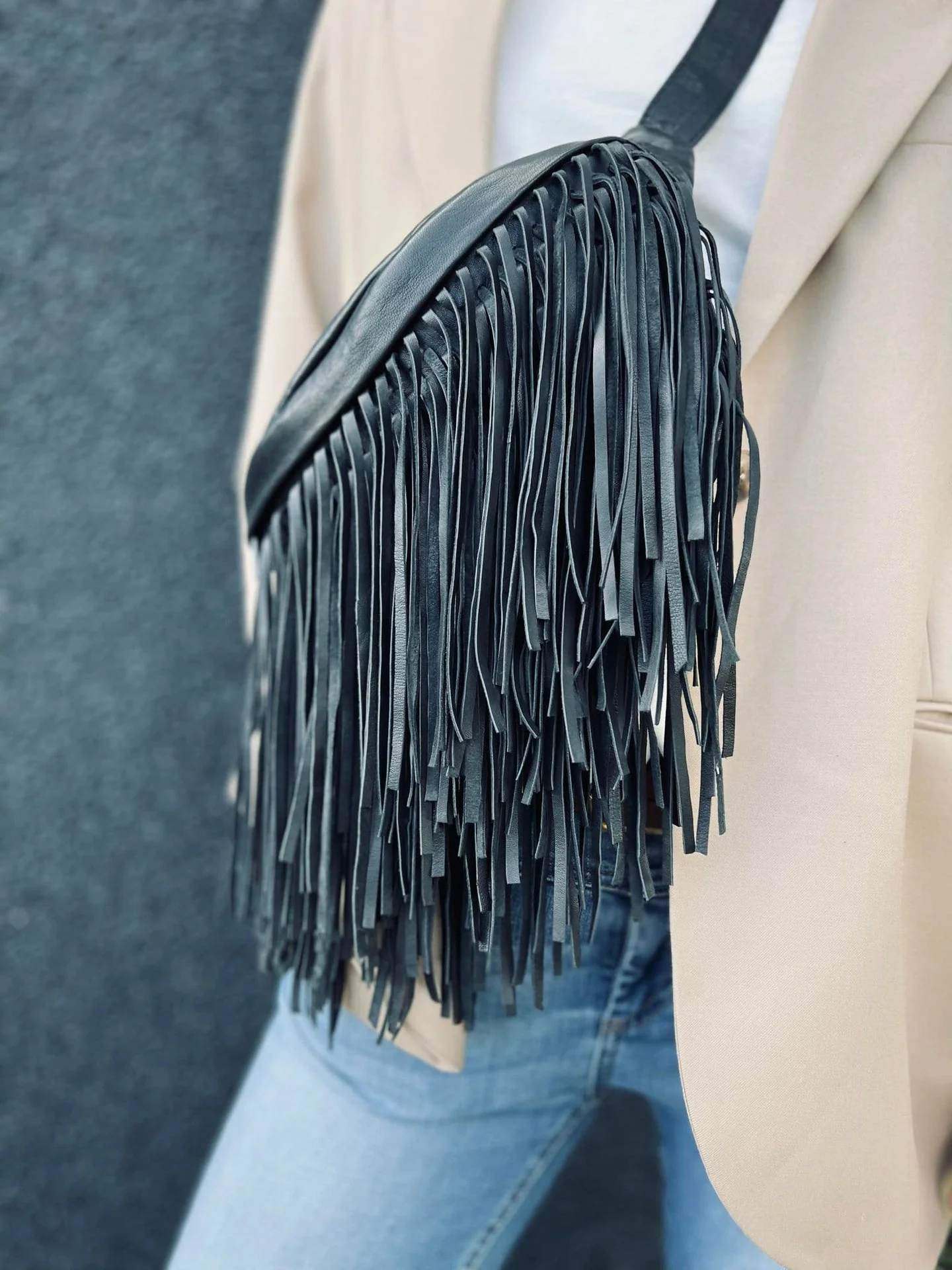Bumbag COW Black - med franser - Image 4