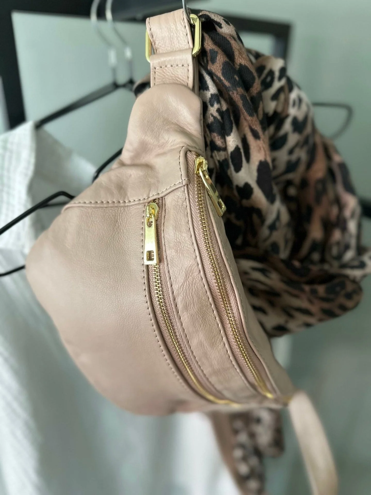Bumbag i smørmykt lær – Sand - Image 2