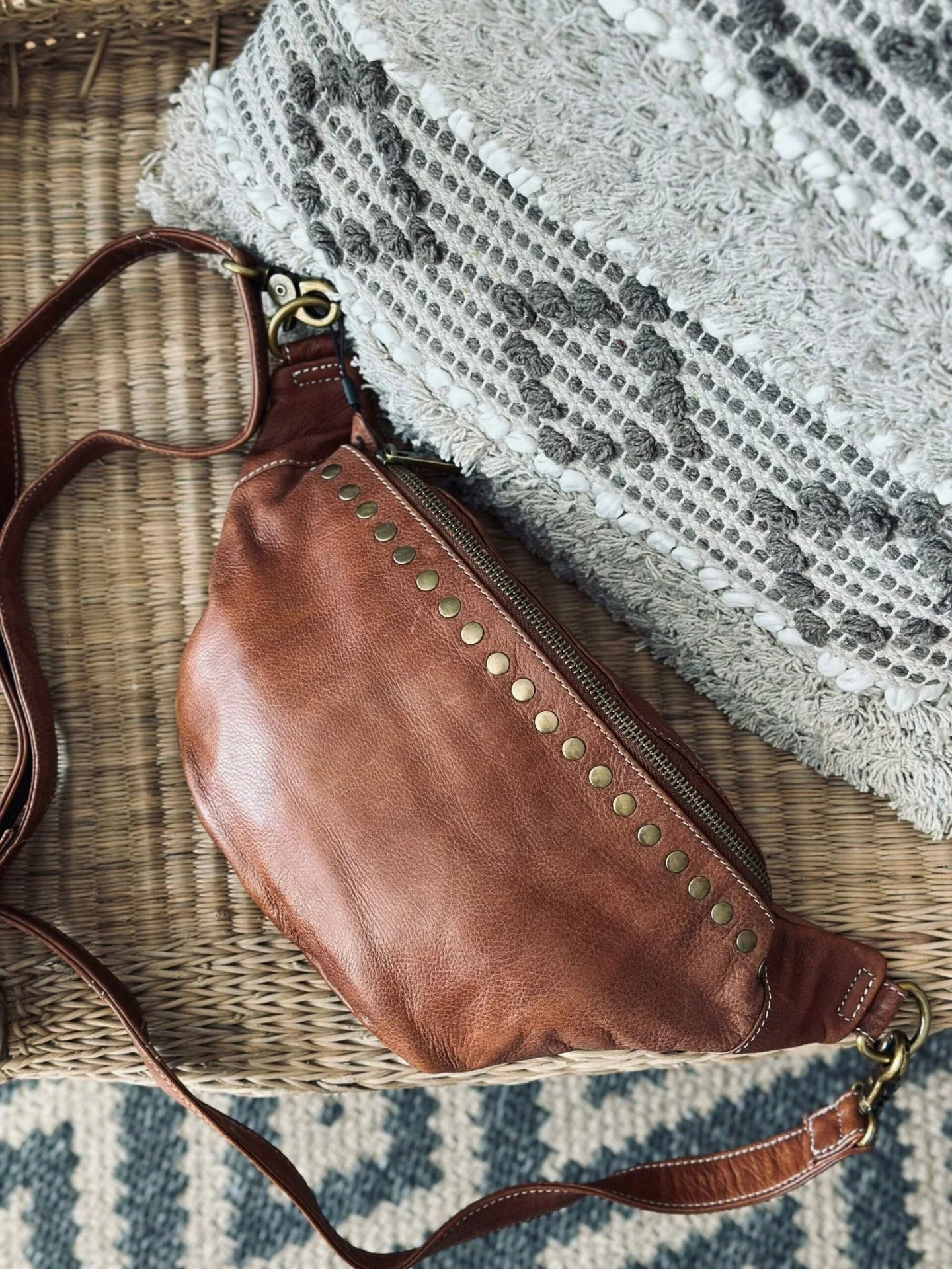 Bumbag med nagler – Valnøtt - Image 4