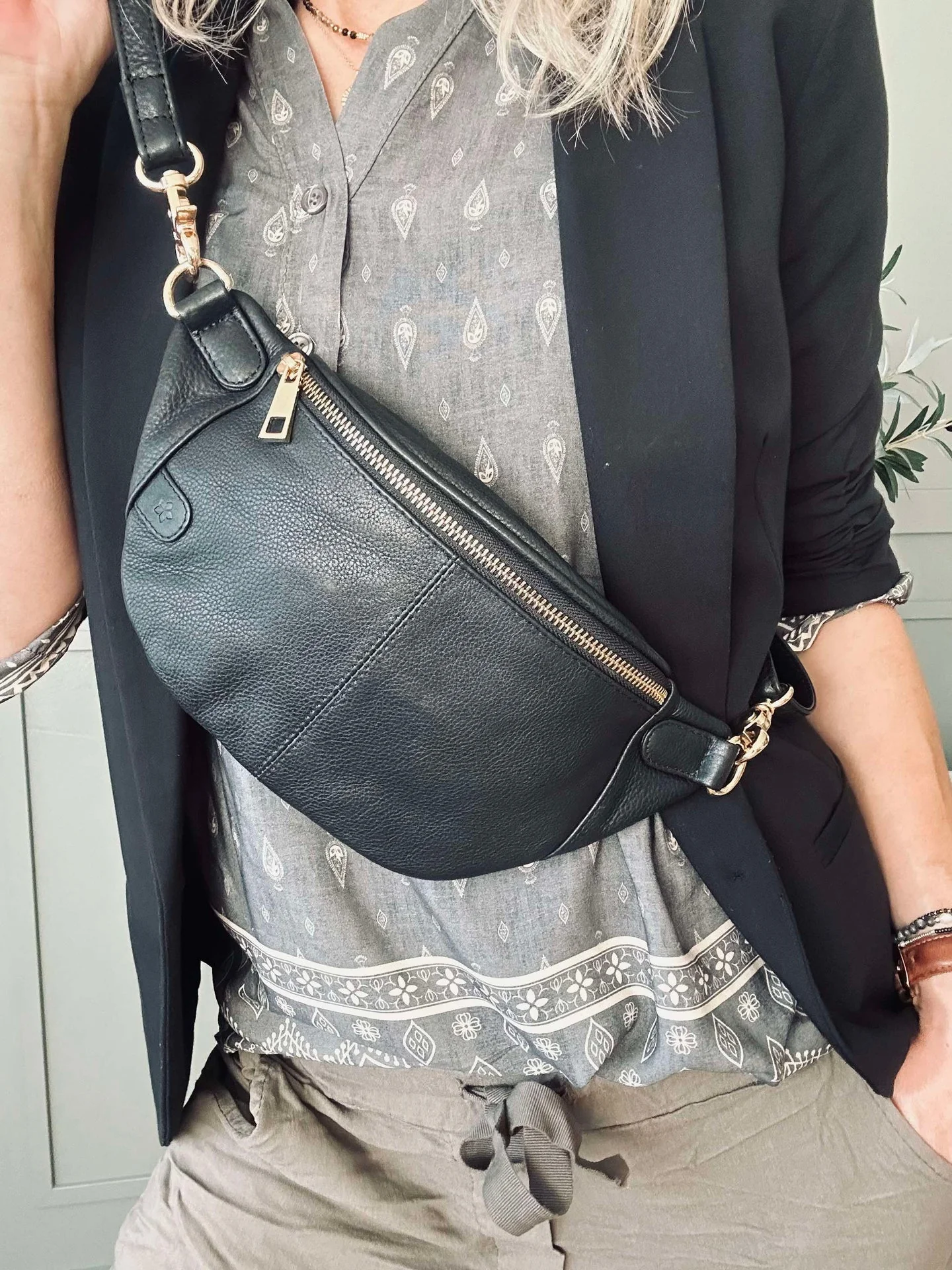Bumbag Molly - Svart / gull - Image 5