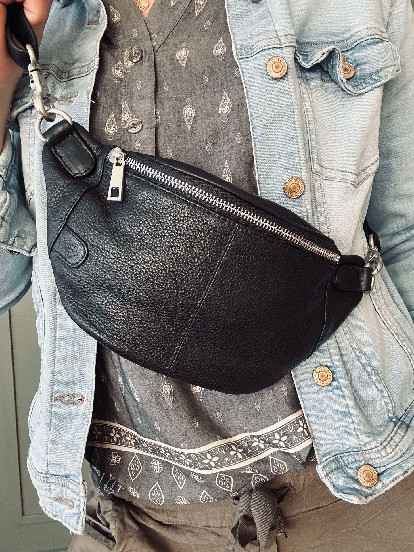 Bumbag Molly - Svart / sølv - Image 5