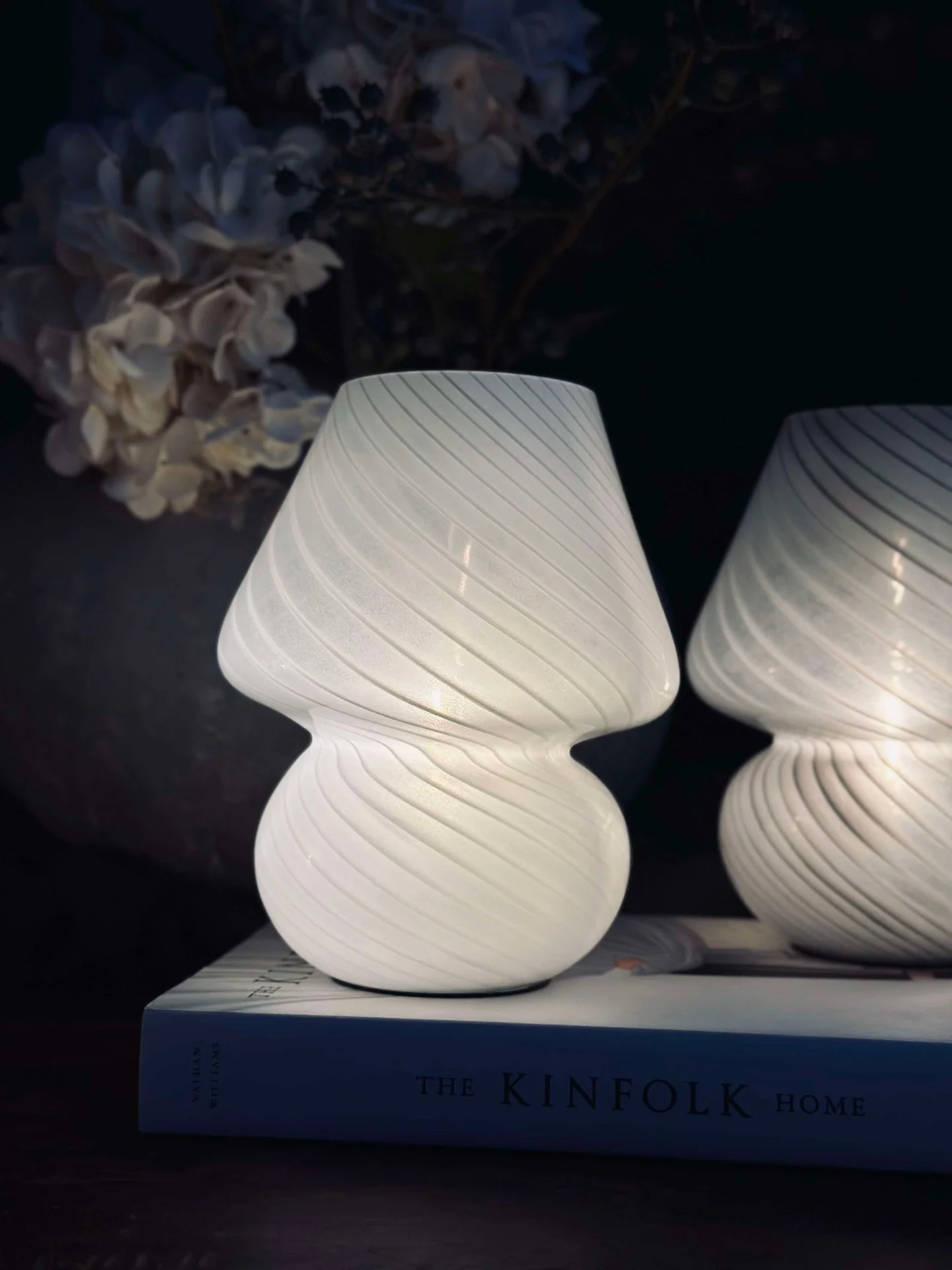 Mushroom Medium – Hvit munnblåst glass - Image 2