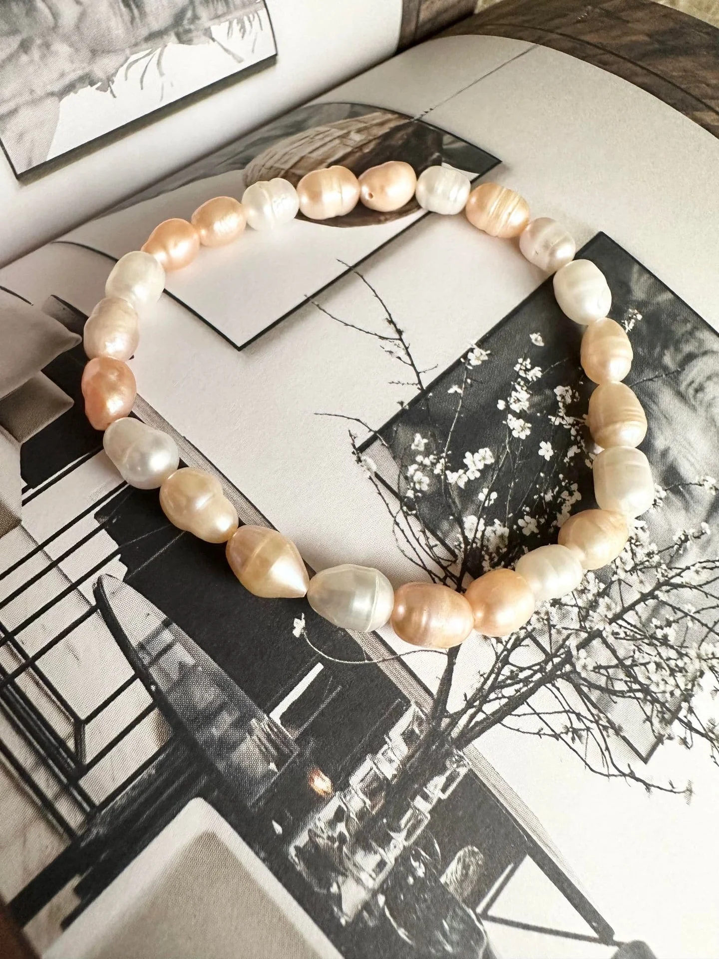 Armbånd Nadia m. 5mm ferskvannsperler – Beige miks - Image 3