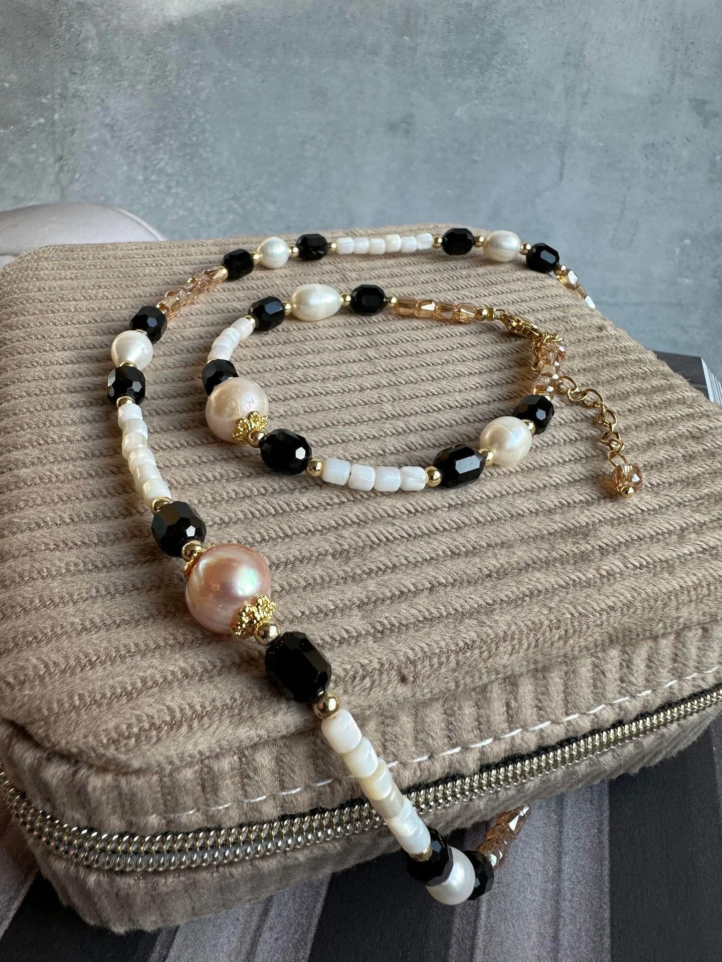 Armbånd Natur perlemix black - Image 3