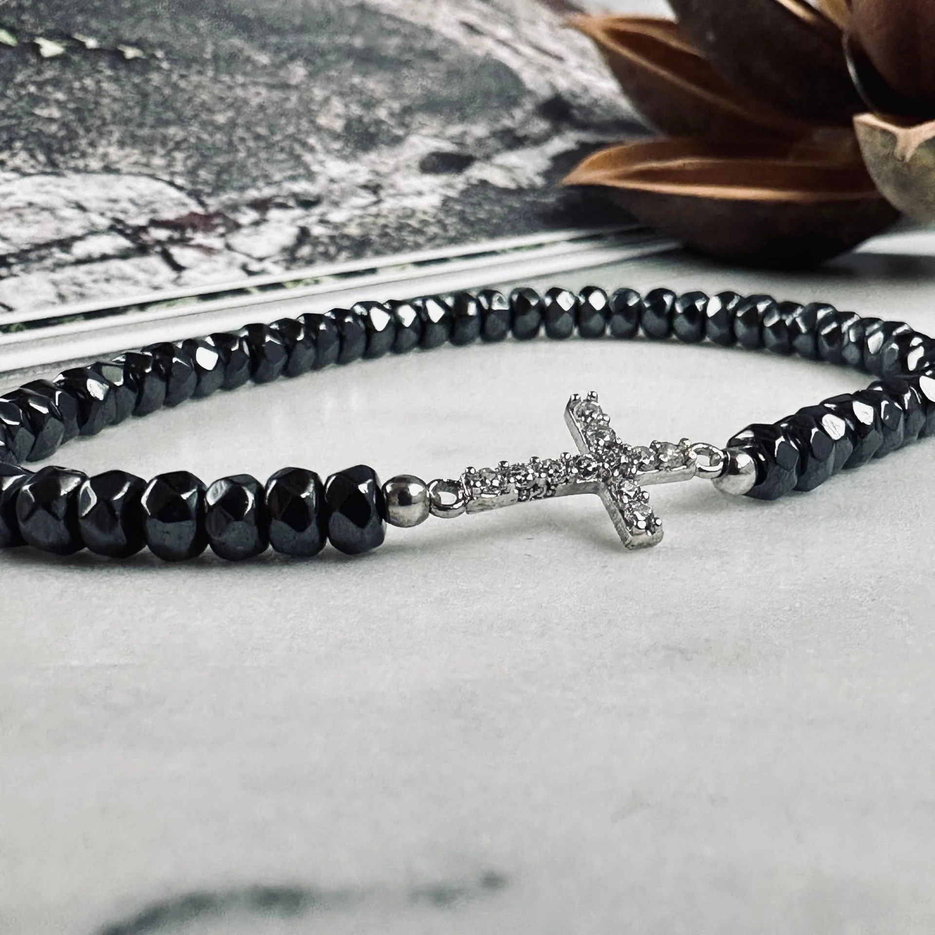 Armbånd Nikki hematitt - Sterling sølv kors