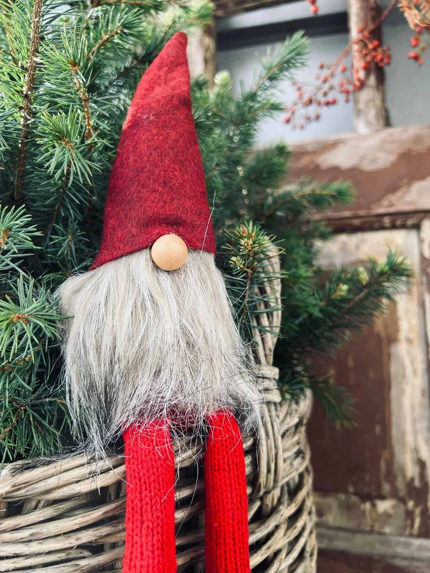 Nisse med lange ben - Julerød filt 32 cm - Image 3