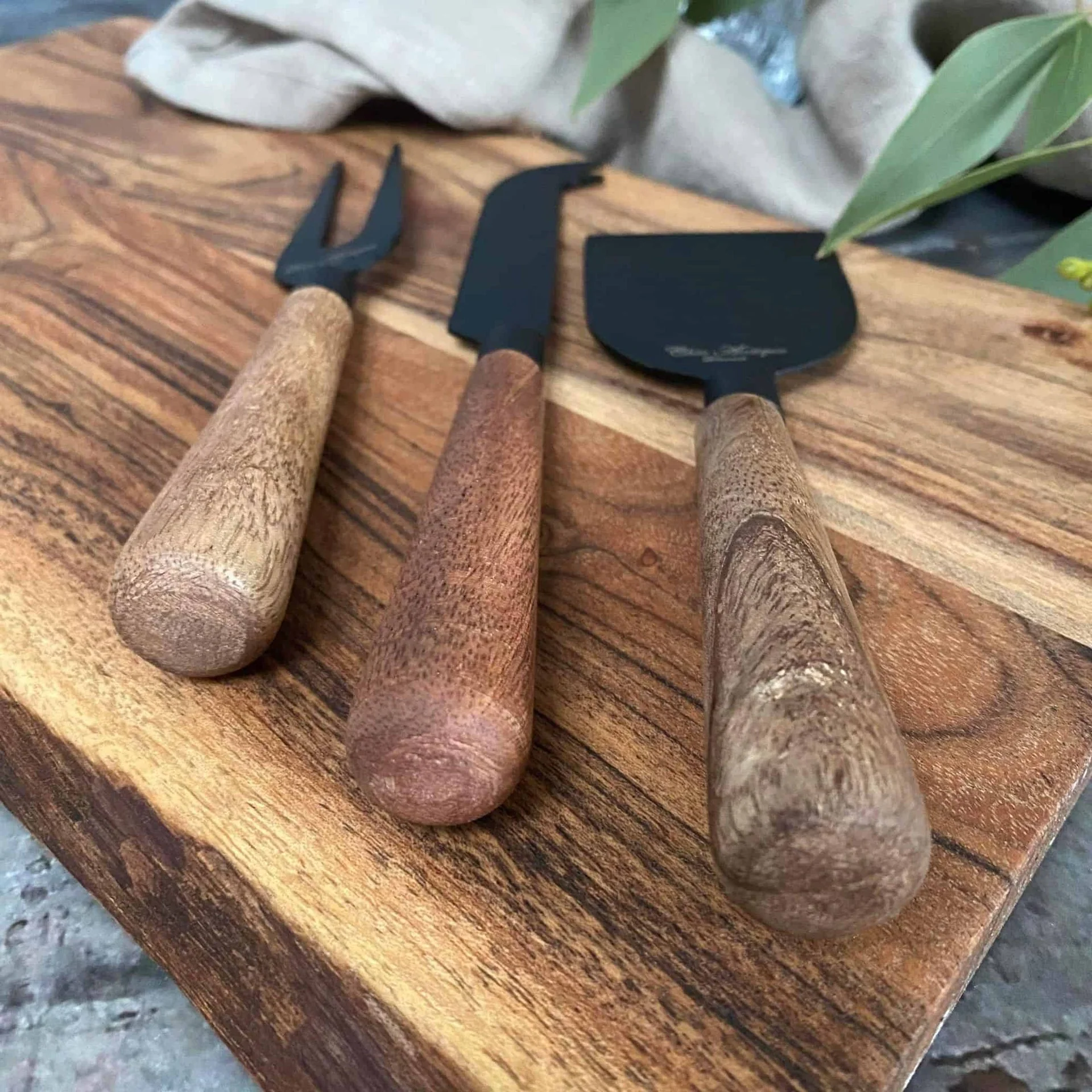 Ostekniver med trehåndtak, sett med 3 stk - Image 3