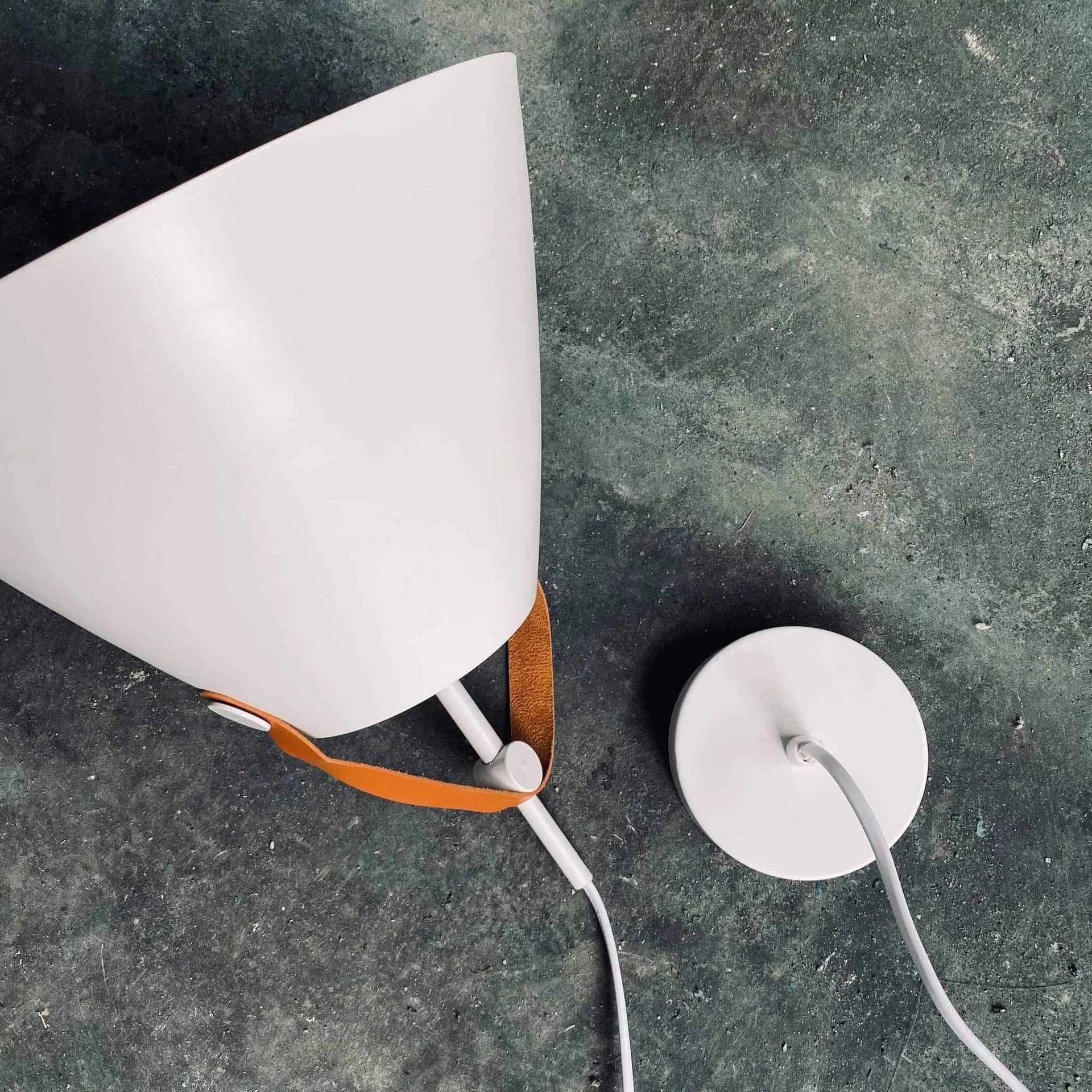Pendel med stropp – Hvit metall - Image 3