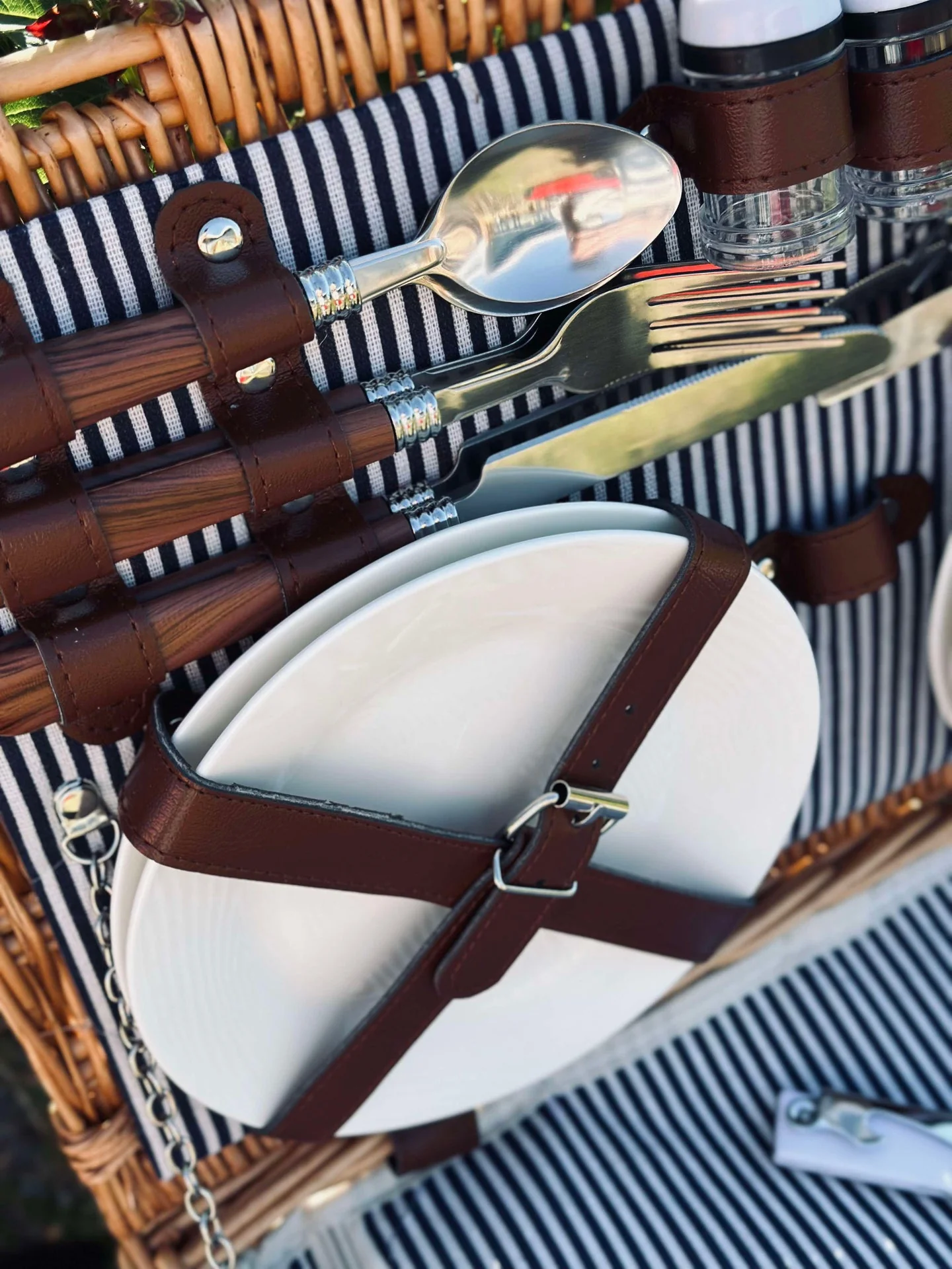 Piknikkurv med innhold til 4 personer - DELUXE - Image 7