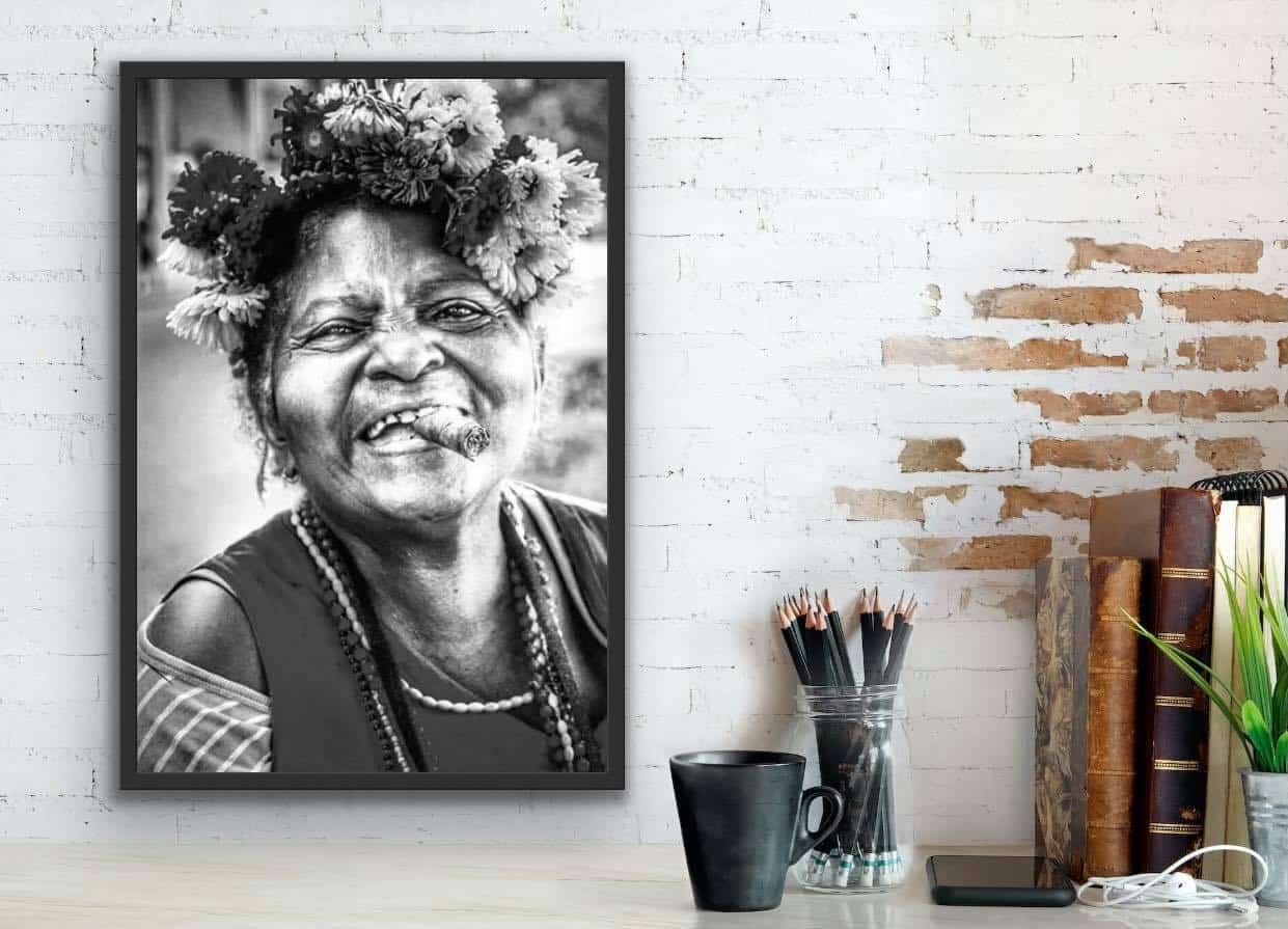 Plakat Cubaner med blomster i håret - Sort / Hvit 50x70 - Image 2