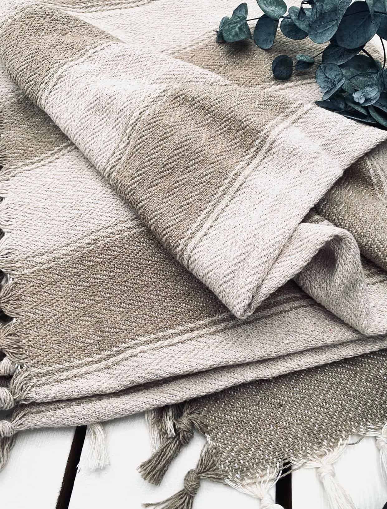 Sengeteppe – kaffe latte/ m. bred stripe 160×200