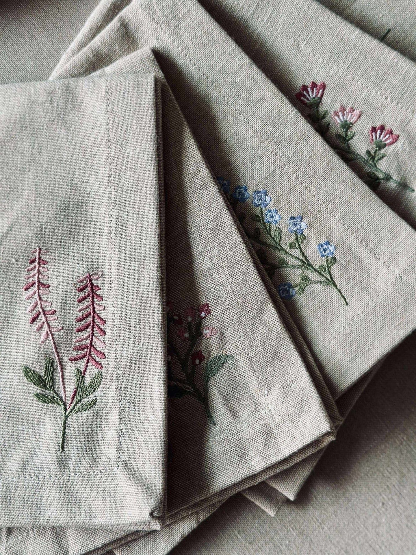Munnservietter flower broderi - Pakke med 4 stk - Image 3