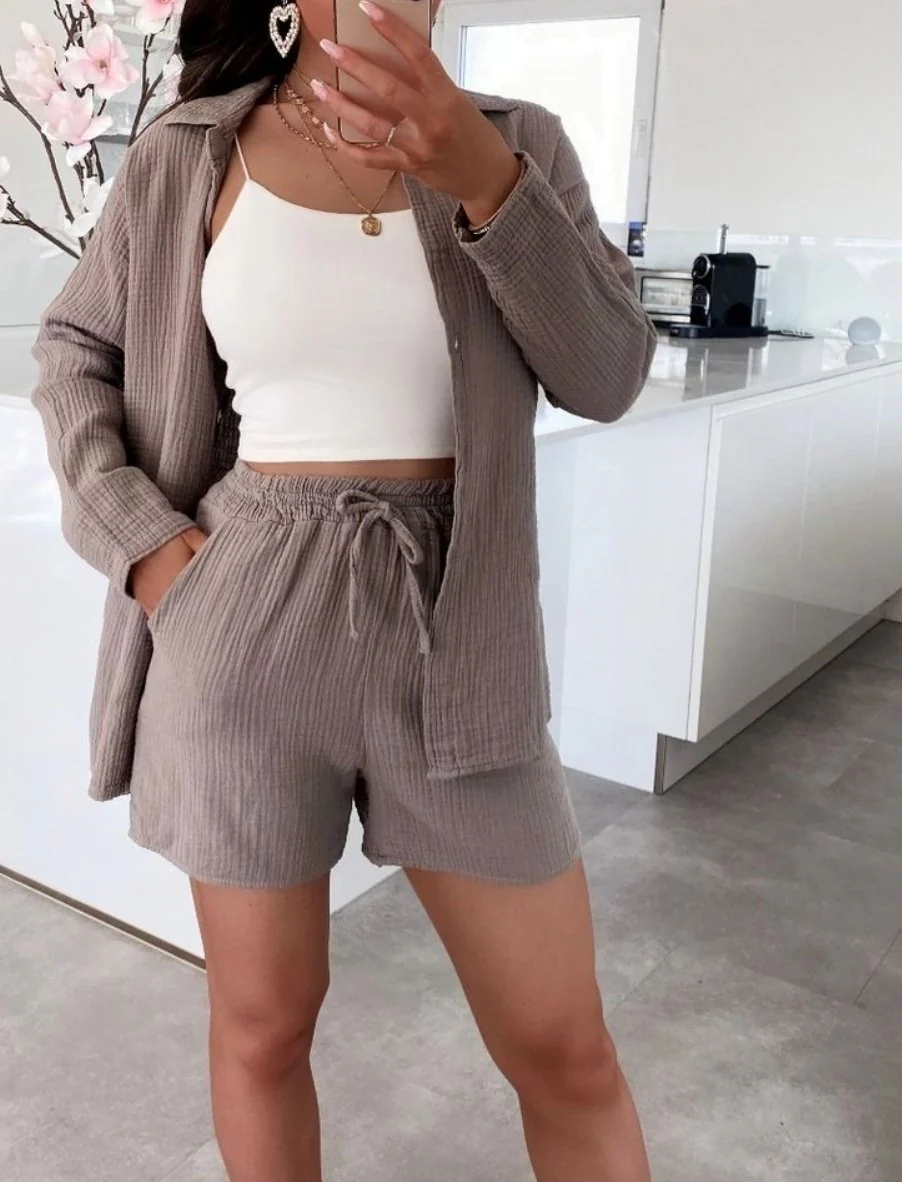 Sett med vafflet skjorte og shorts – Mørk beige bomull