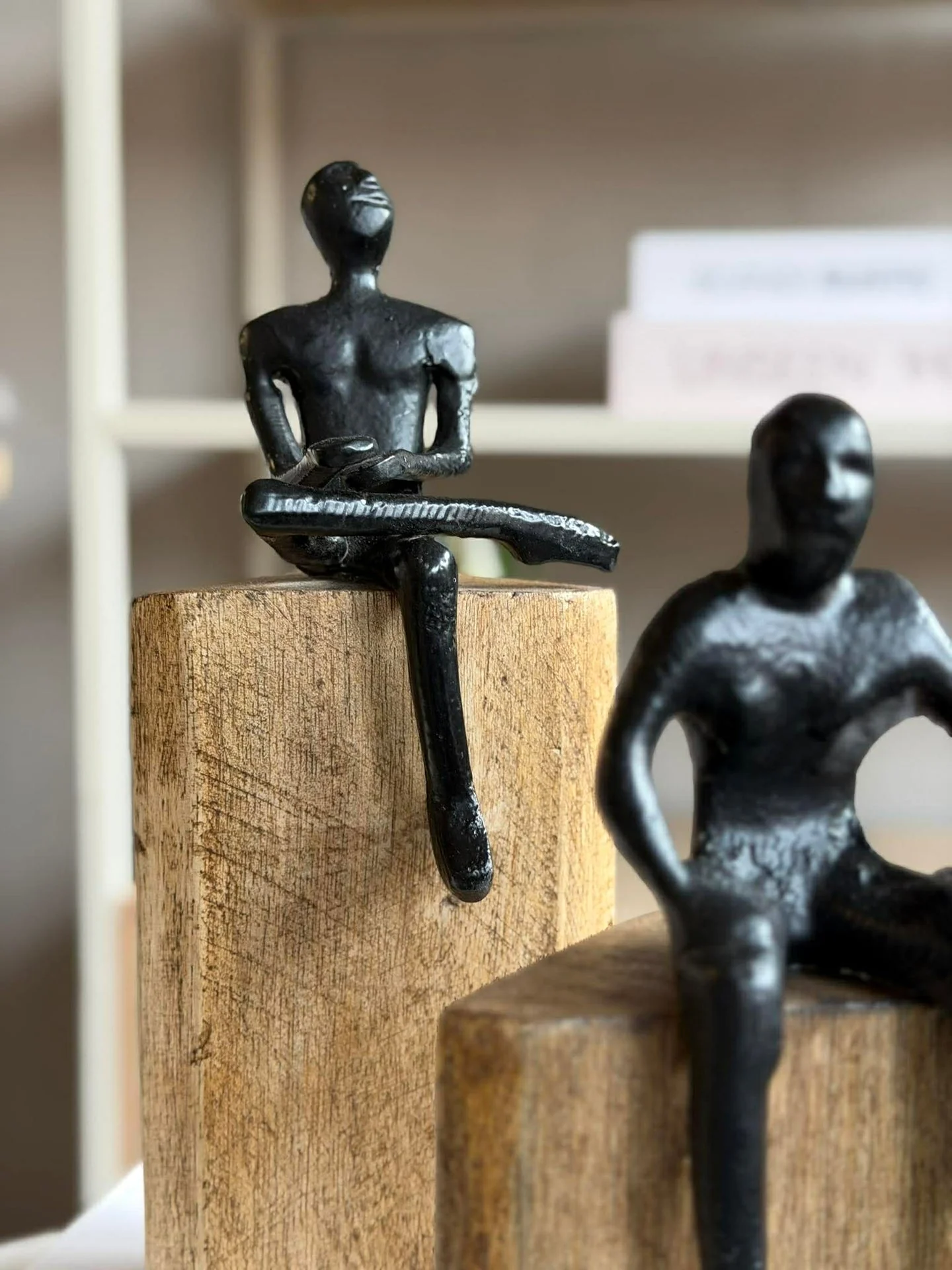 Sittende figur på treblokk - MIX - Image 11