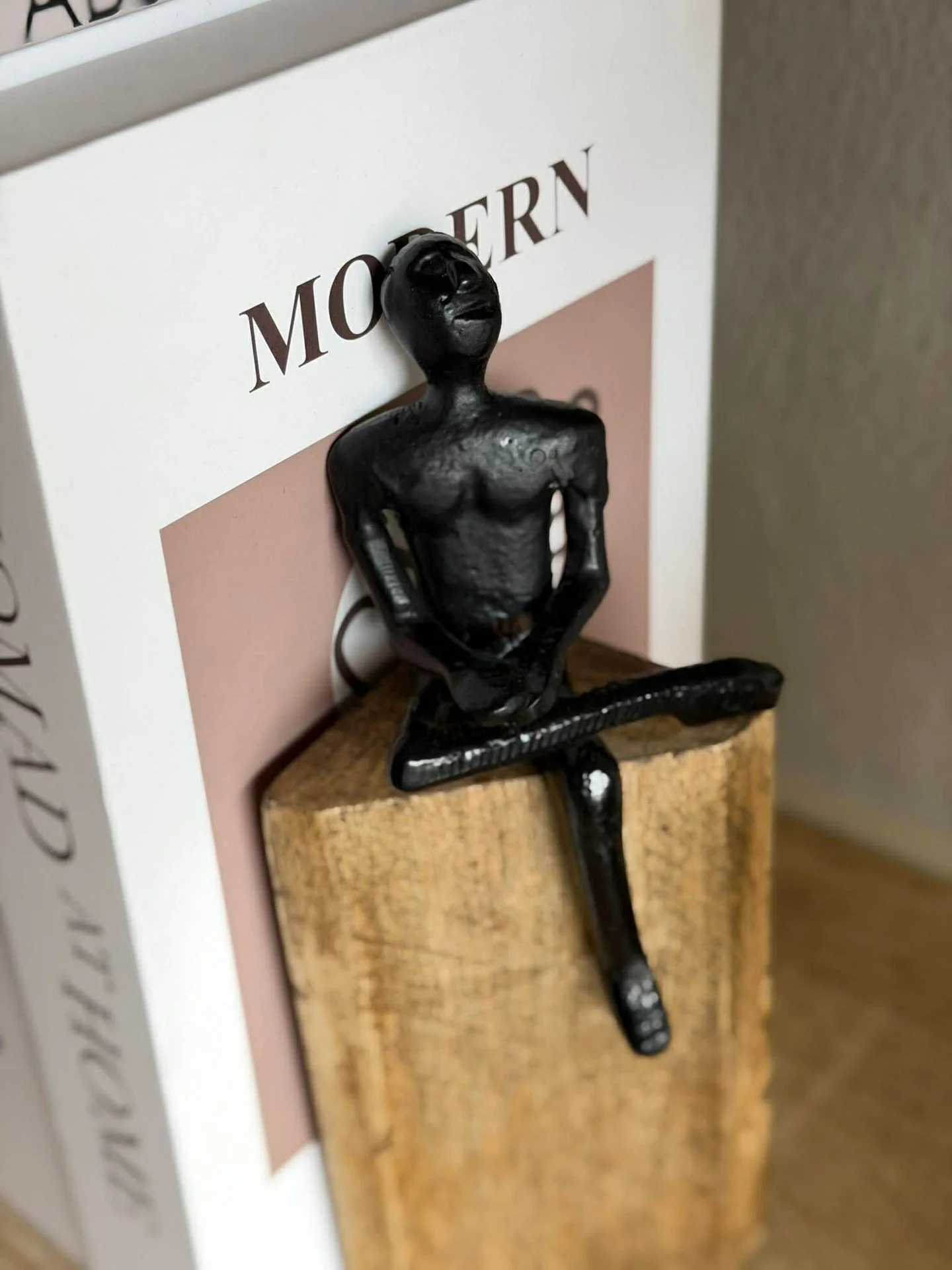 Sittende figur på treblokk - MIX - Image 6